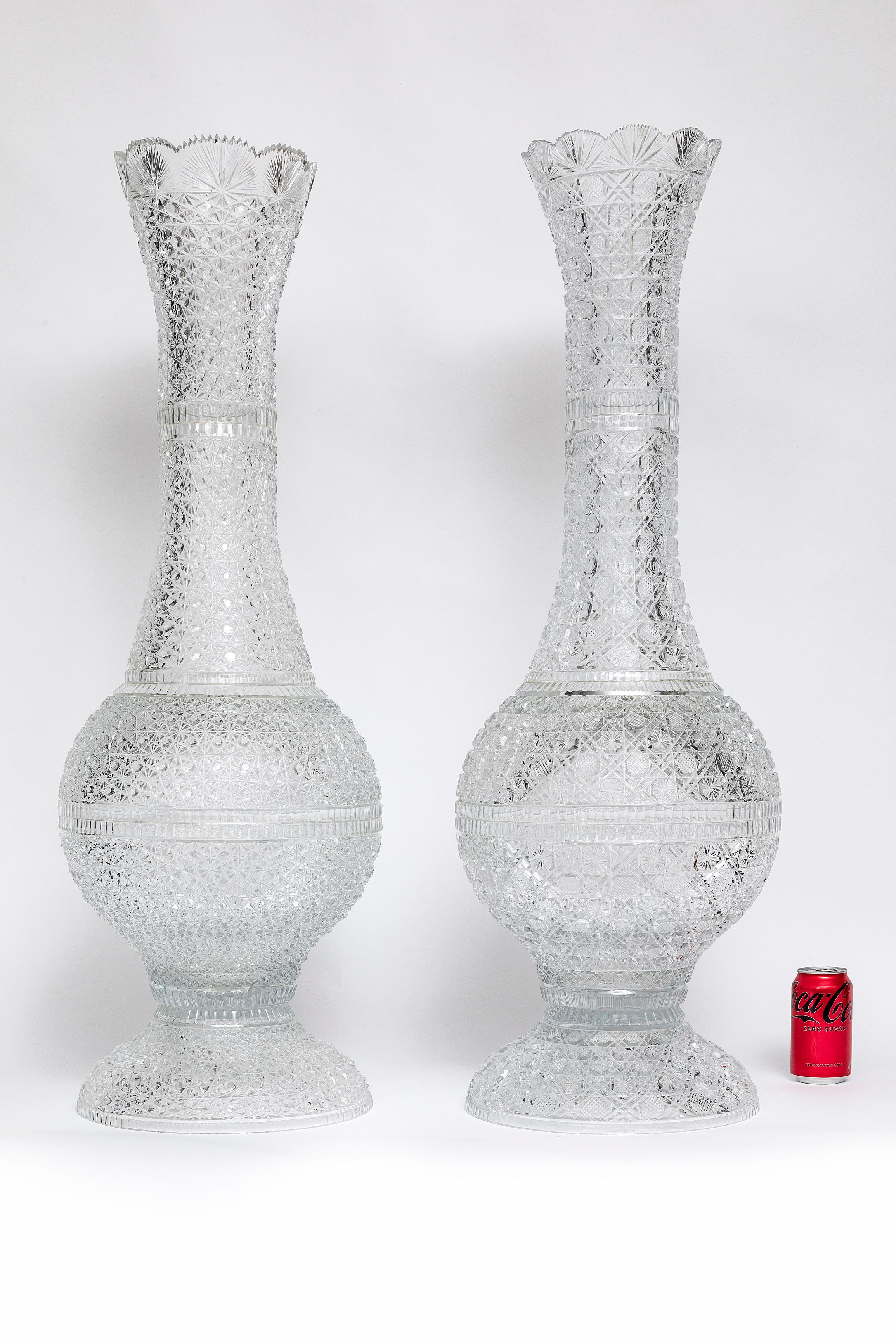 Paire monumentale de vases en cristal taillé à la main Bacarrat (attribué) du XIXe siècle, d'une qualité et d'une exécution superbes.  Les vases sont de forme balustre inversée, chaque vase passant en douceur d'une base étroite à une section médiane