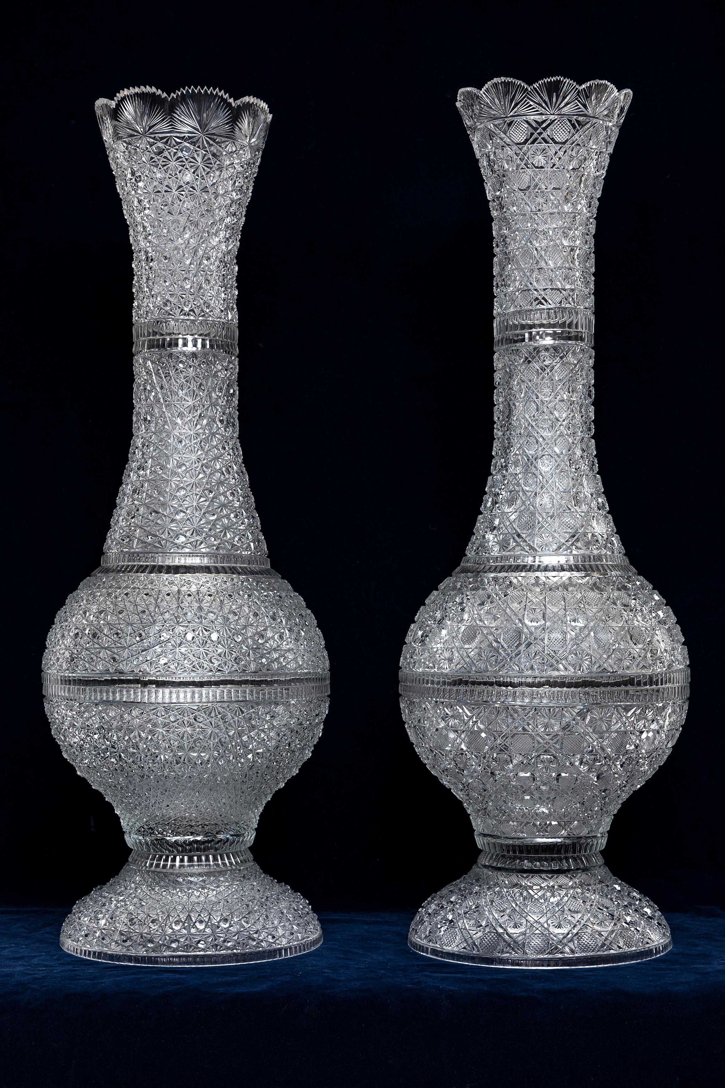 Louis XVI Paire de vases français du 19ème siècle (atribués à Bacarrat) en cristal taillé à la main et diamants en vente