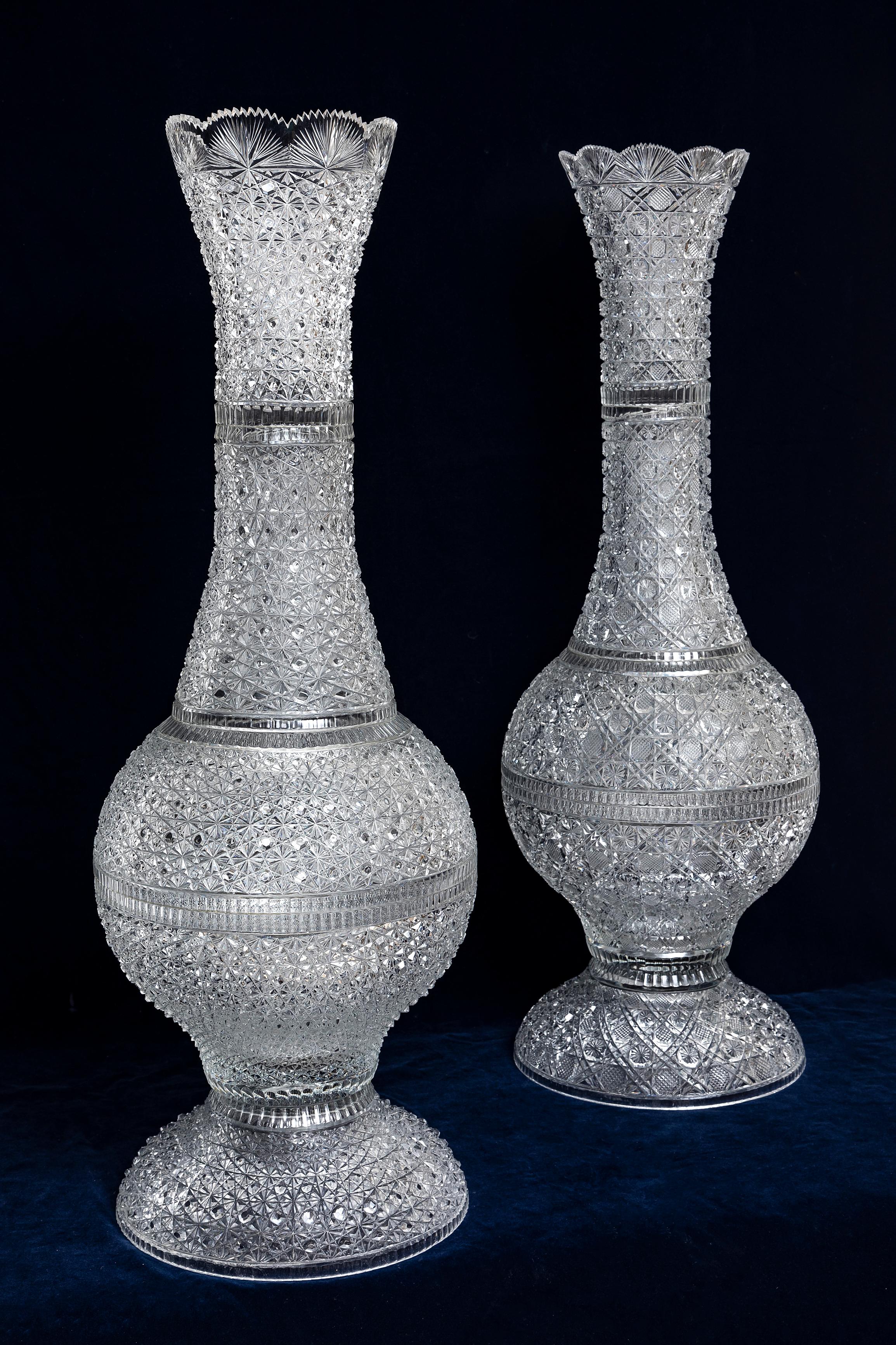 Français Paire de vases français du 19ème siècle (atribués à Bacarrat) en cristal taillé à la main et diamants en vente