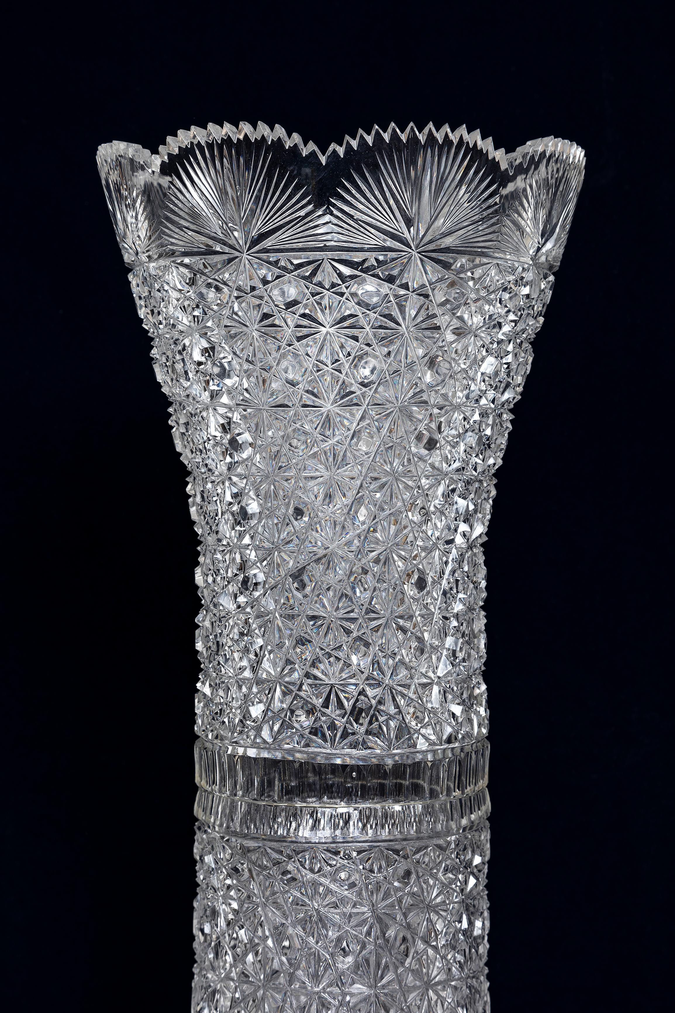 Sculpté à la main Paire de vases français du 19ème siècle (atribués à Bacarrat) en cristal taillé à la main et diamants en vente