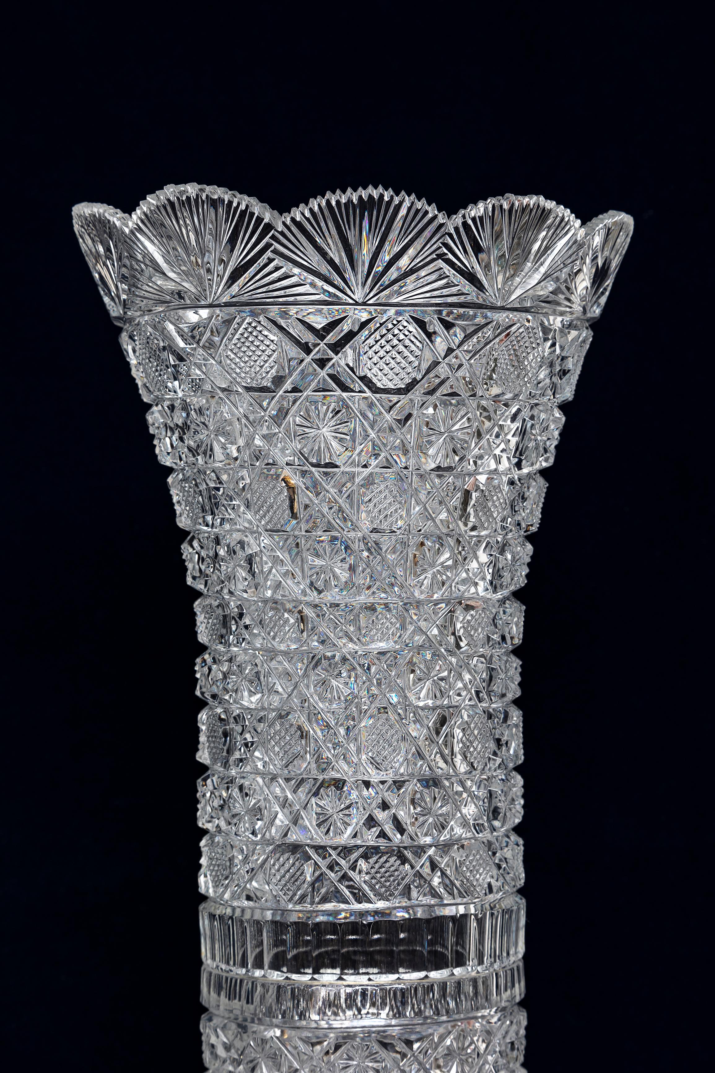 Paire de vases français du 19ème siècle (atribués à Bacarrat) en cristal taillé à la main et diamants Bon état - En vente à New York, NY