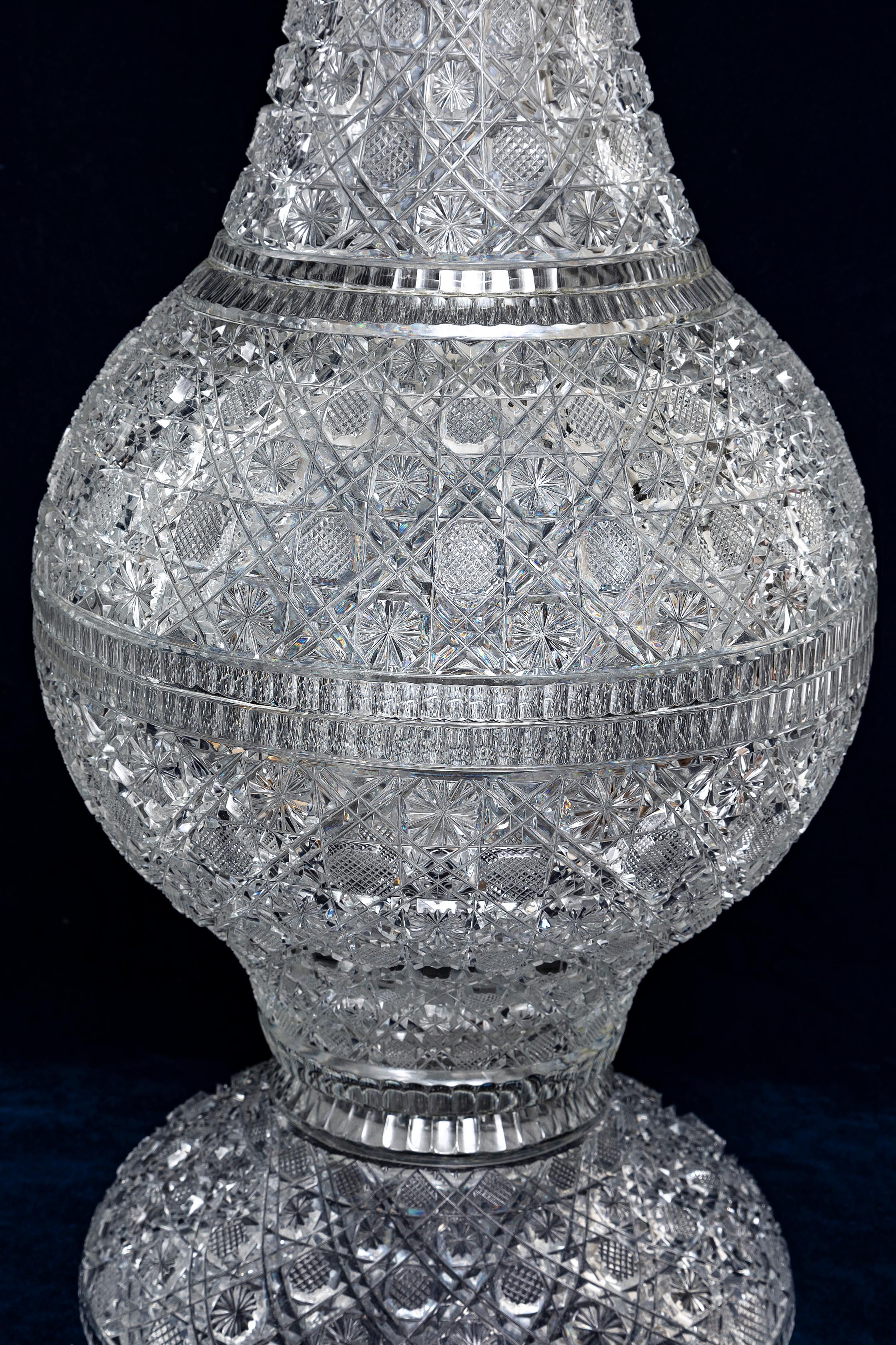 XIXe siècle Paire de vases français du 19ème siècle (atribués à Bacarrat) en cristal taillé à la main et diamants en vente