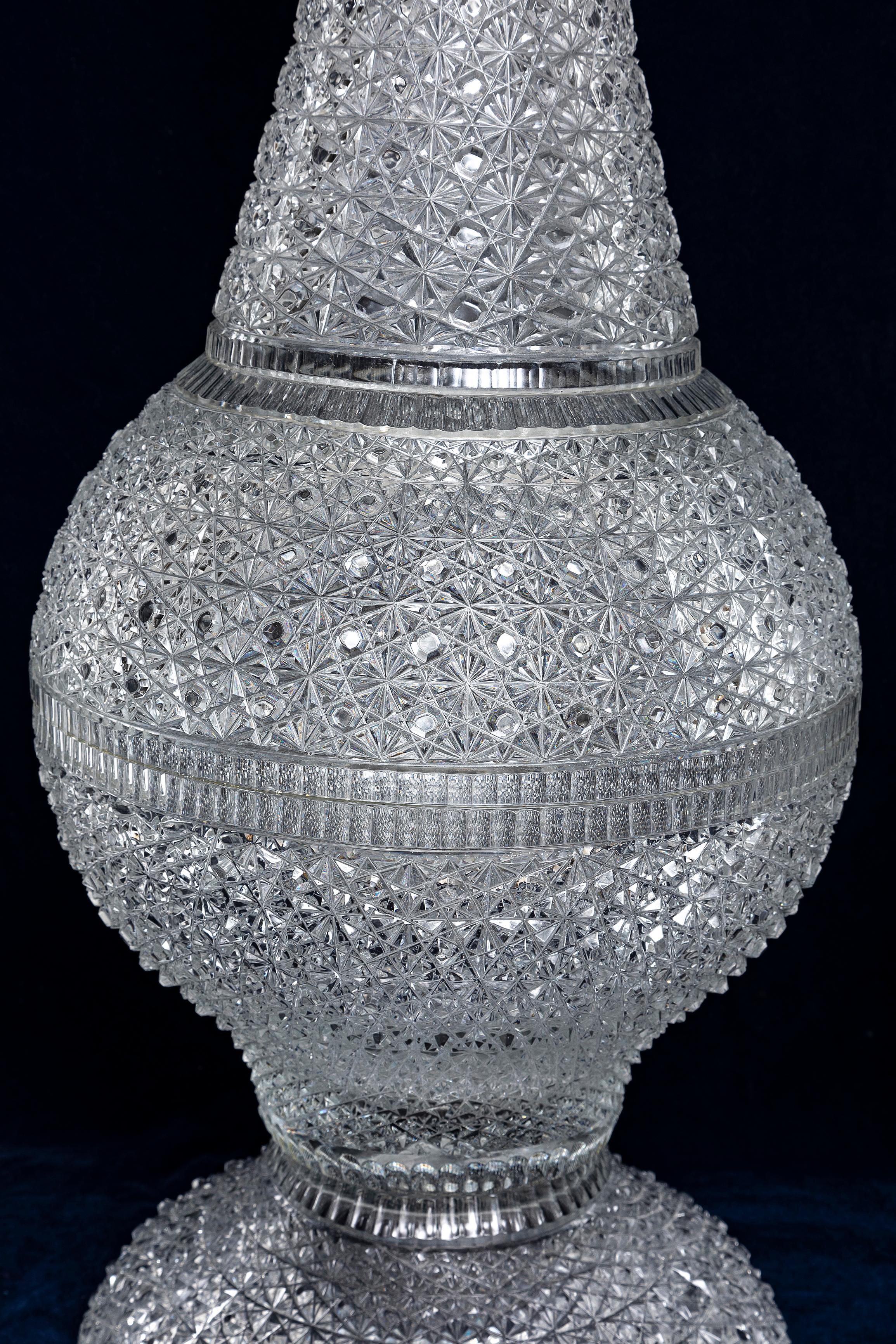Cristal Paire de vases français du 19ème siècle (atribués à Bacarrat) en cristal taillé à la main et diamants en vente