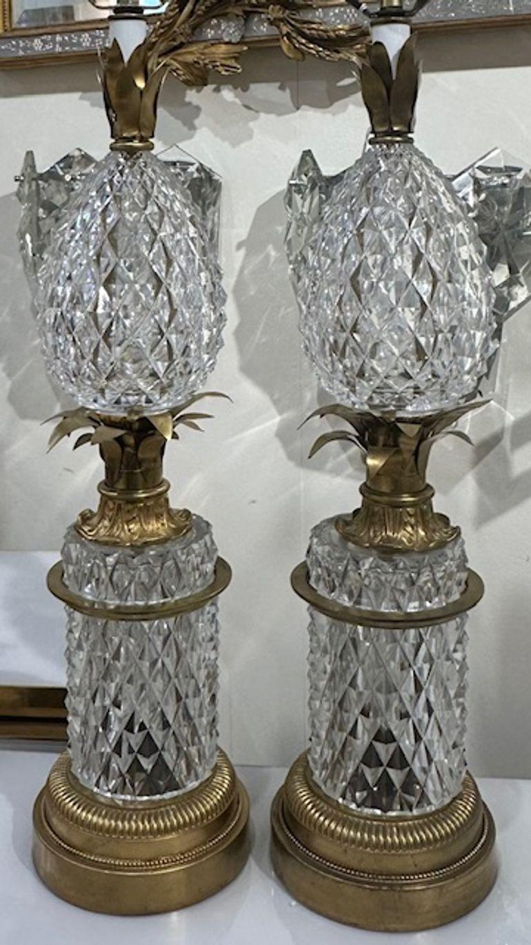 Extraordinaria pareja de lámparas francesas del siglo XIX de cristal de Baccarat y bronce dorado con forma de piña. Calidad muy fina en este par reluciente. ¡Genial!