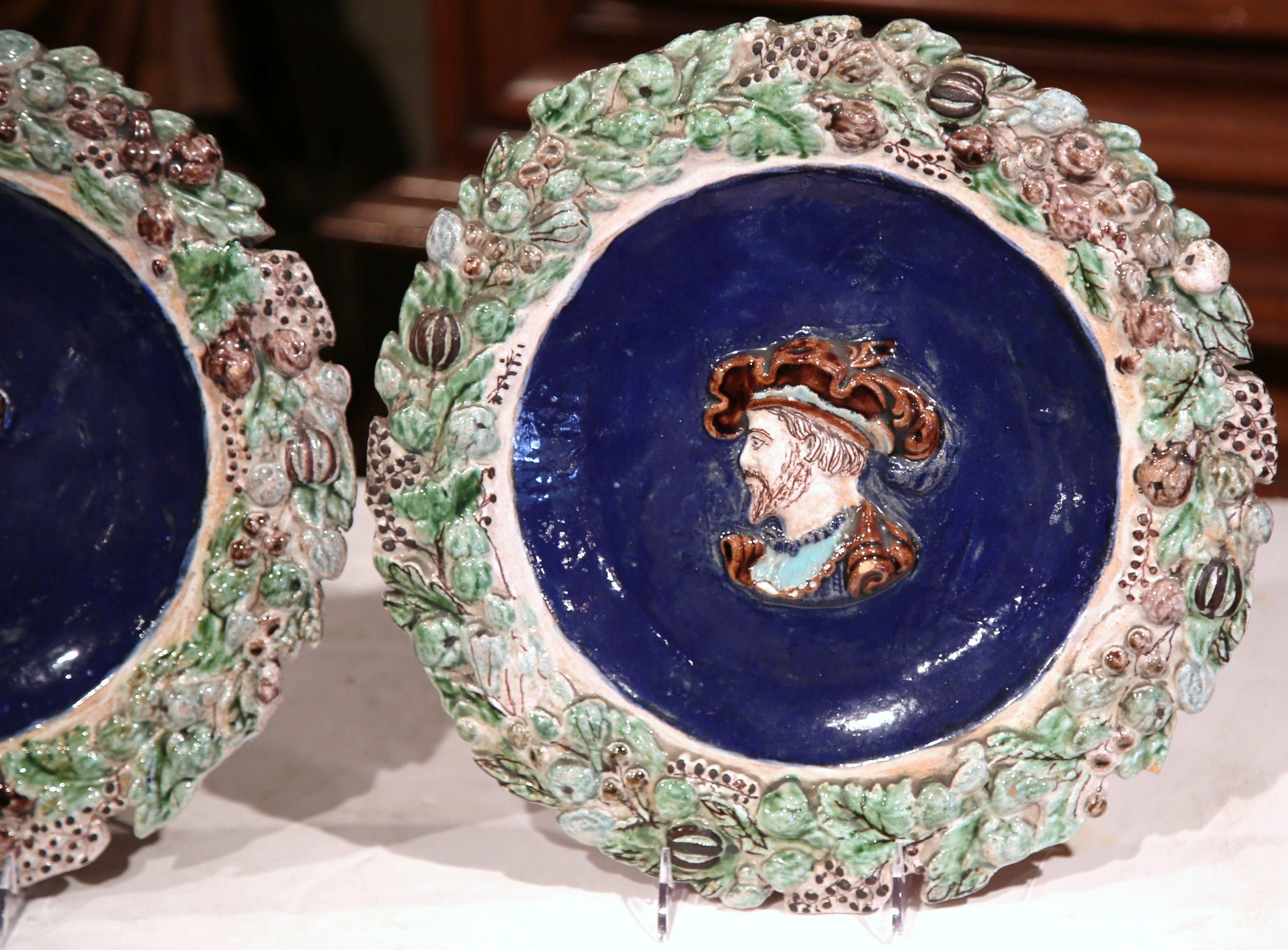 Renaissance Paire d'assiettes de présentation en céramique barbotine française du 19ème siècle avec le roi François Ier en vente