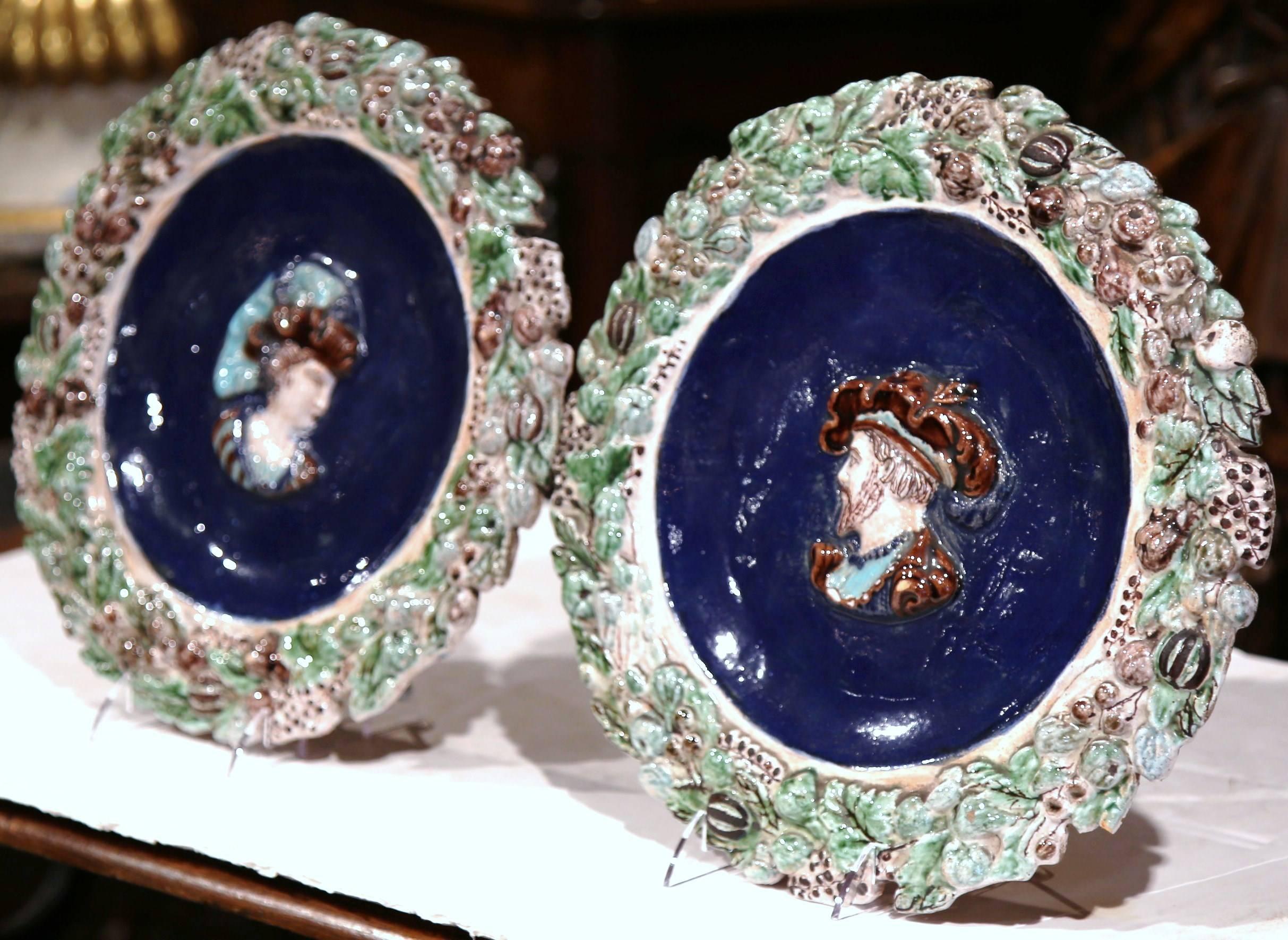 Français Paire d'assiettes de présentation en céramique barbotine française du 19ème siècle avec le roi François Ier en vente