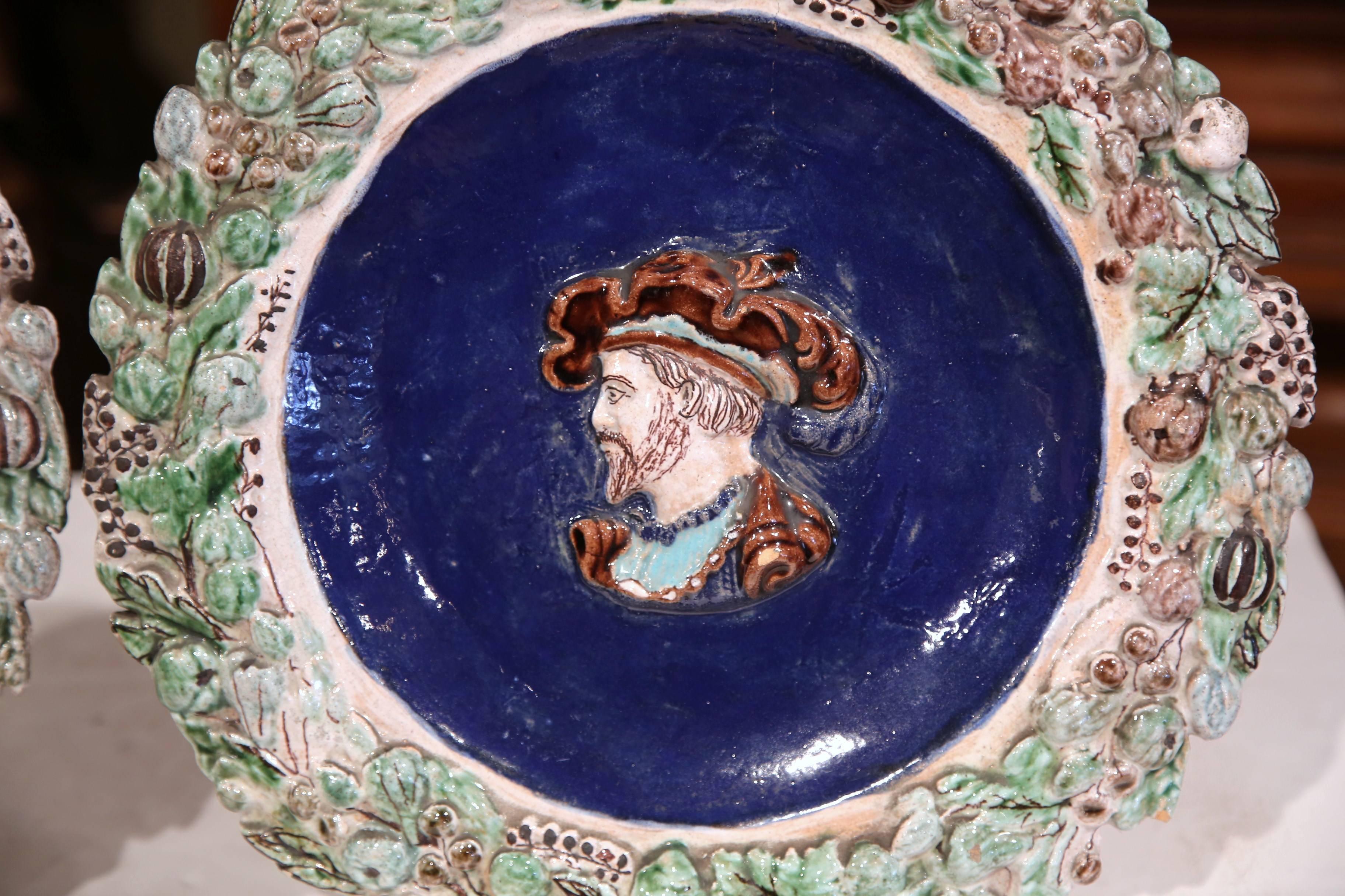 Peint à la main Paire d'assiettes de présentation en céramique barbotine française du 19ème siècle avec le roi François Ier en vente