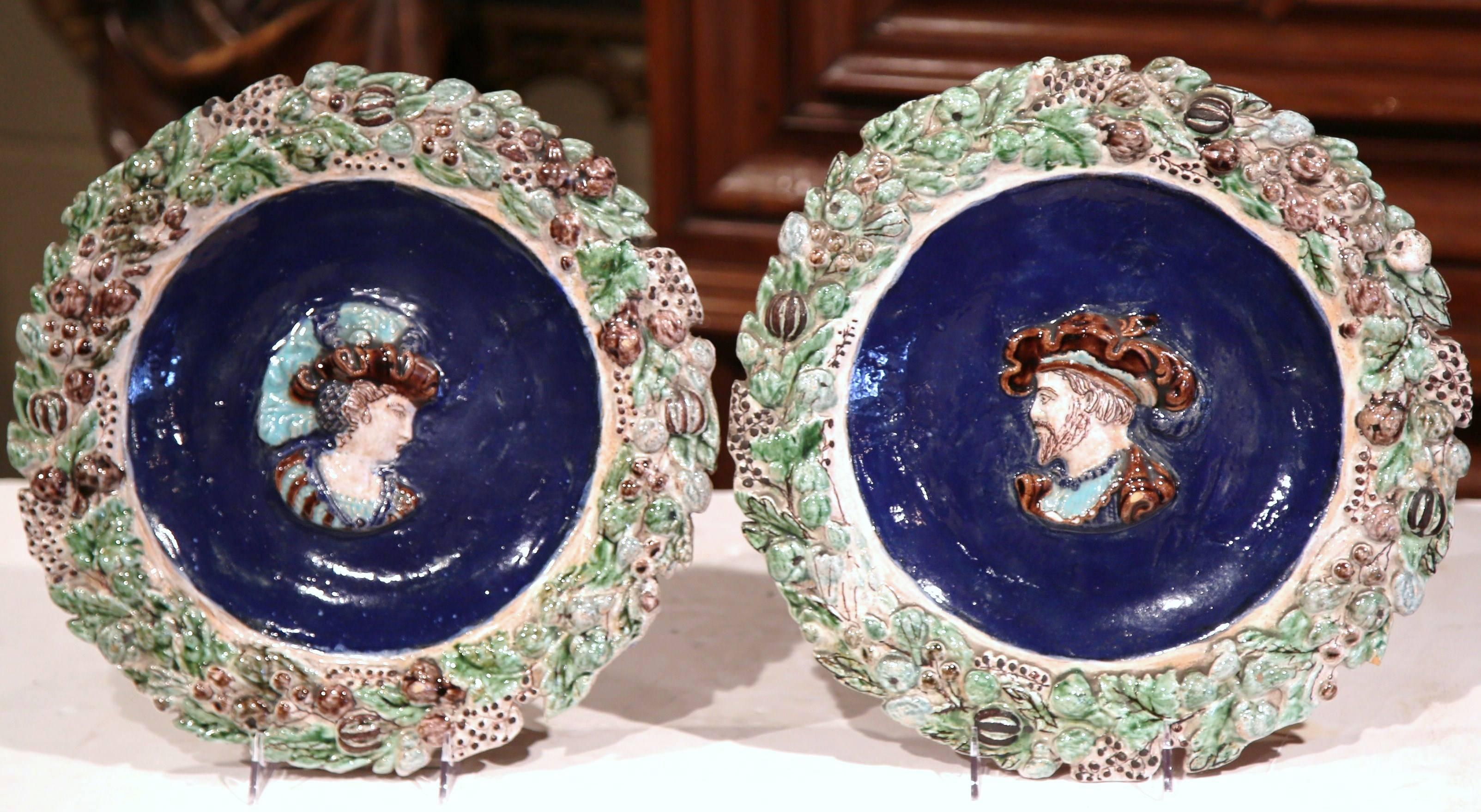 Paire d'assiettes de présentation en céramique barbotine française du 19ème siècle avec le roi François Ier Excellent état - En vente à Dallas, TX