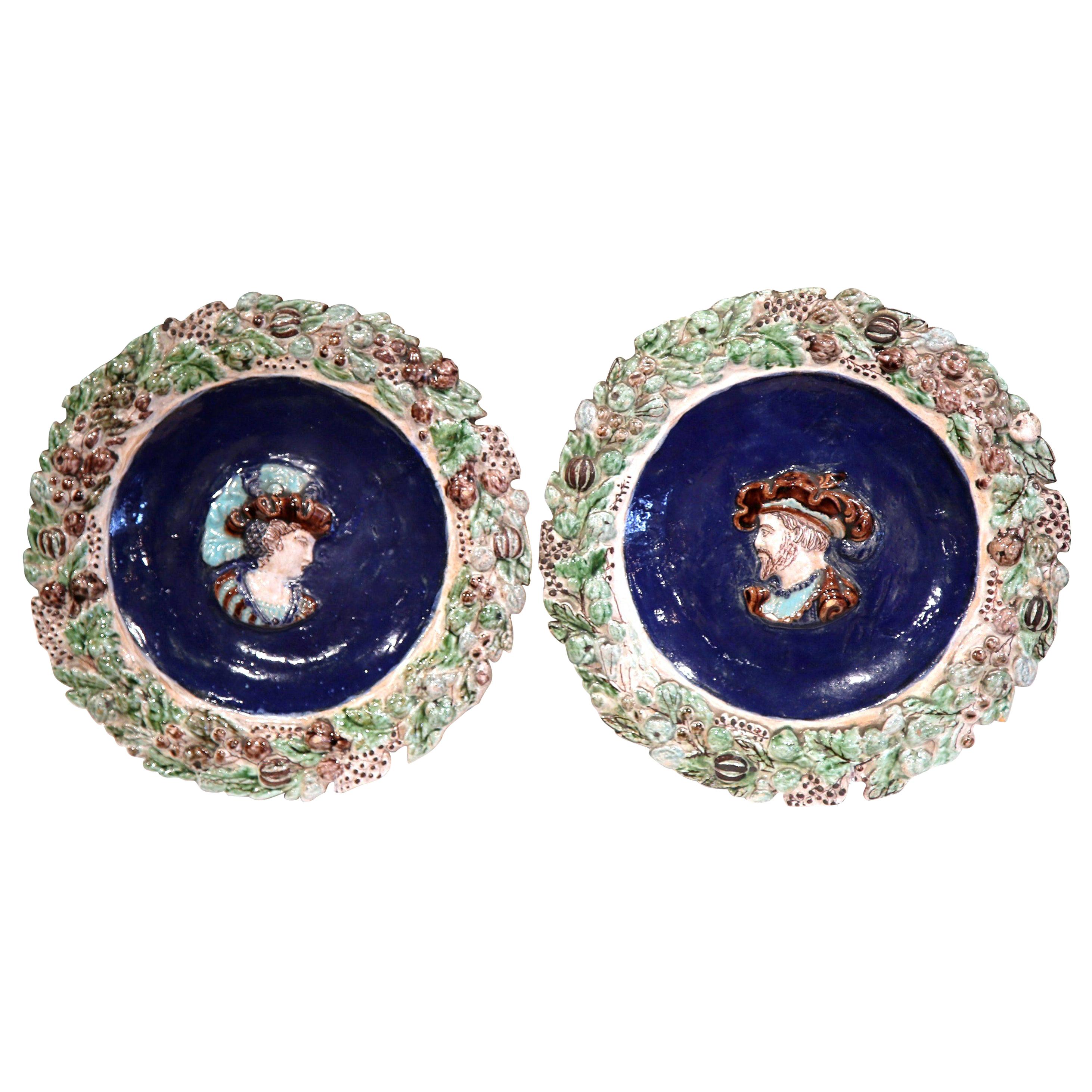 Paire d'assiettes de présentation en céramique barbotine française du 19ème siècle avec le roi François Ier en vente