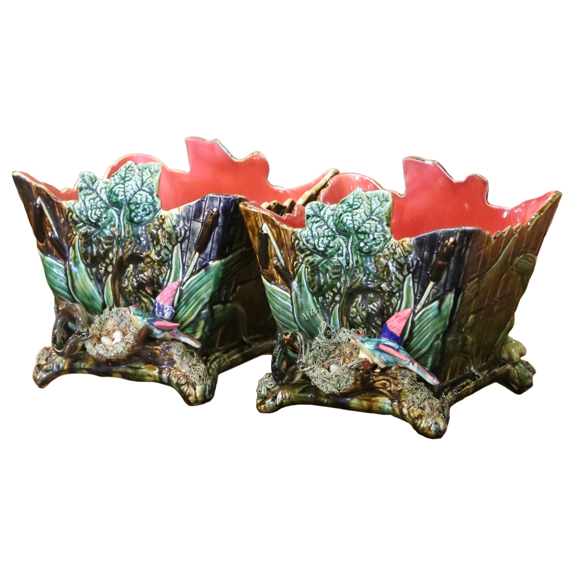 Paire de jardinières françaises en majolique à la barbotine du XIXe siècle, ornées d'un oiseau et de feuillage