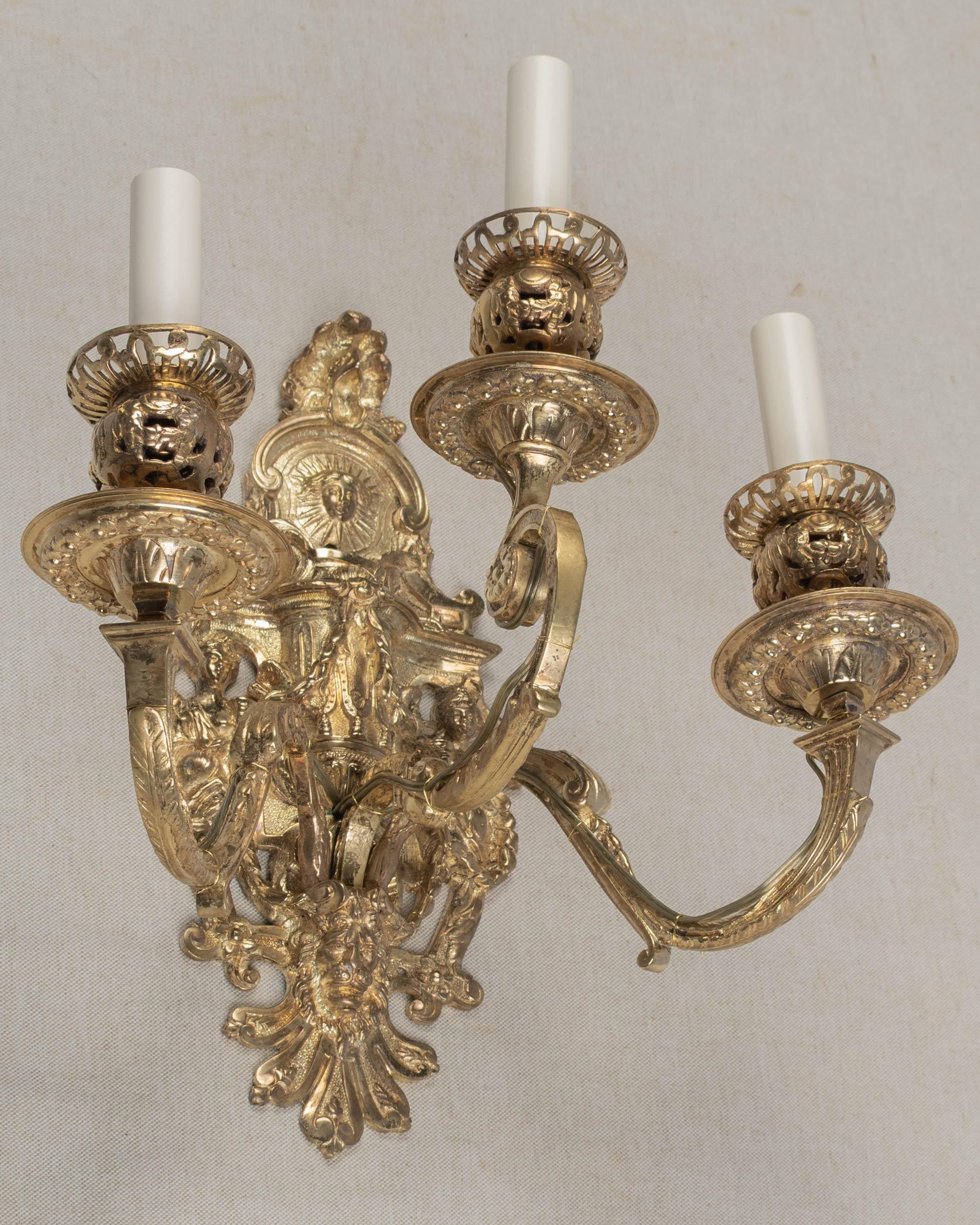 Coppia di appliques barocche francesi in bronzo fuso del XIX secolo in vendita 7