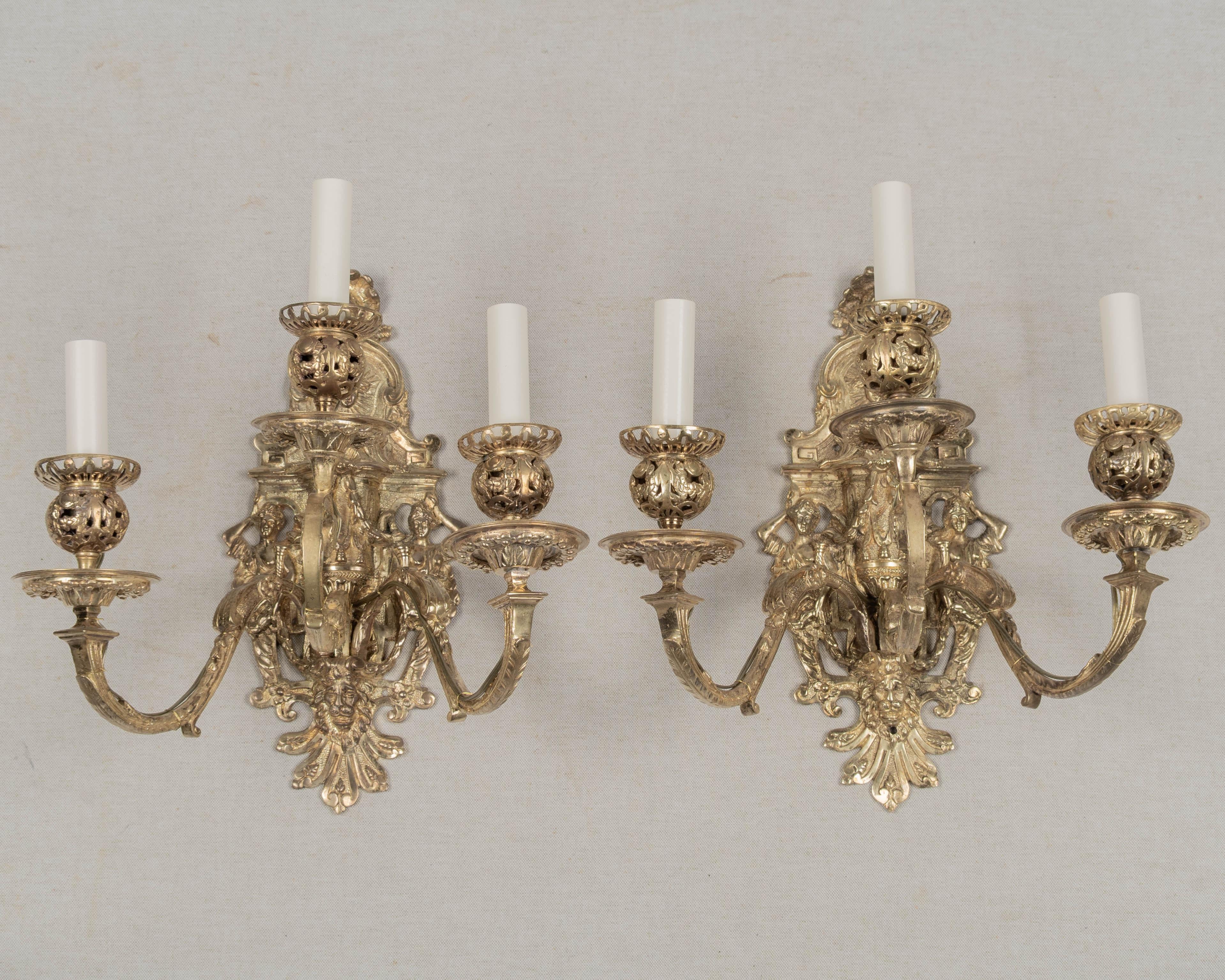 Barocco Coppia di appliques barocche francesi in bronzo fuso del XIX secolo in vendita