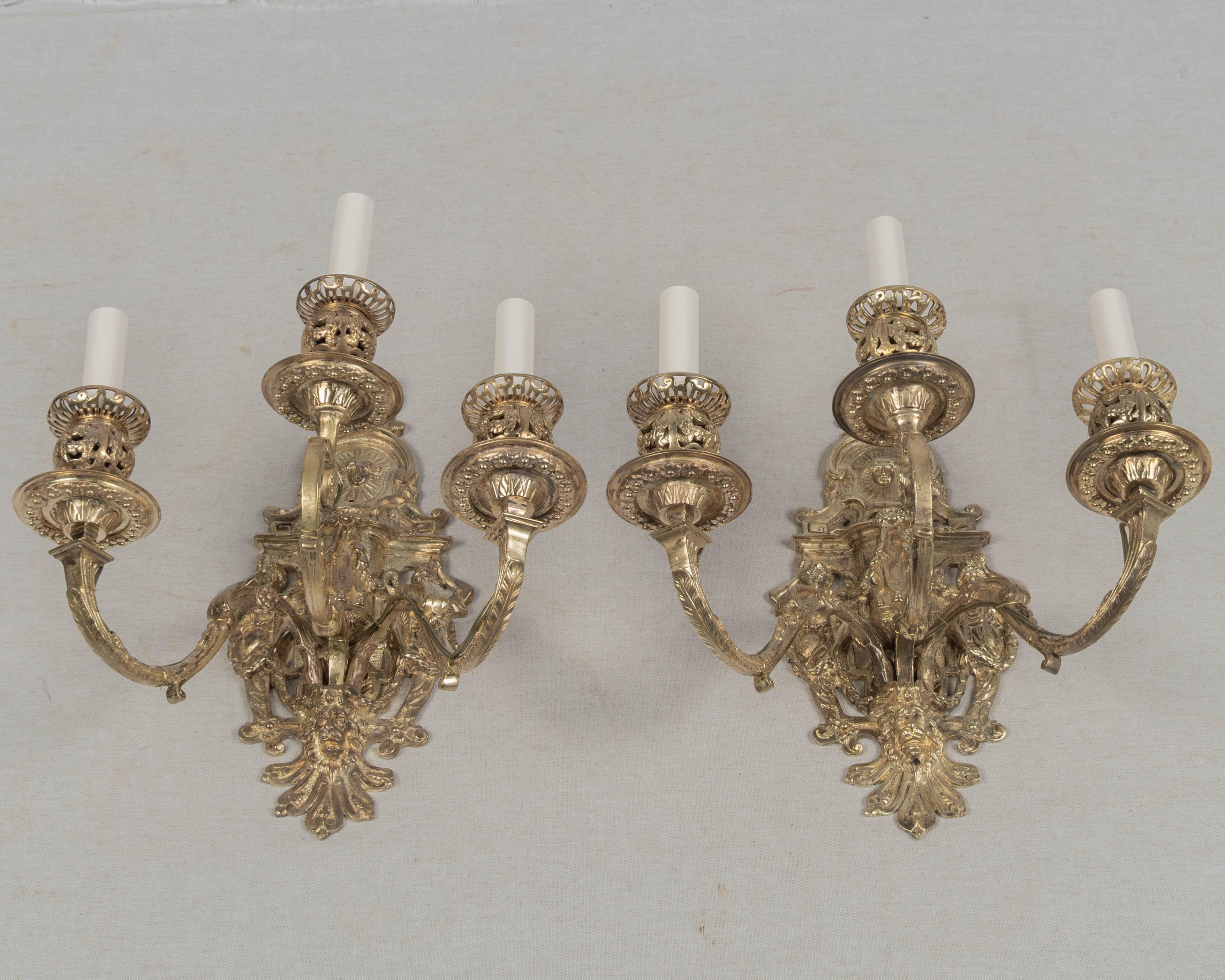 Calco Coppia di appliques barocche francesi in bronzo fuso del XIX secolo in vendita