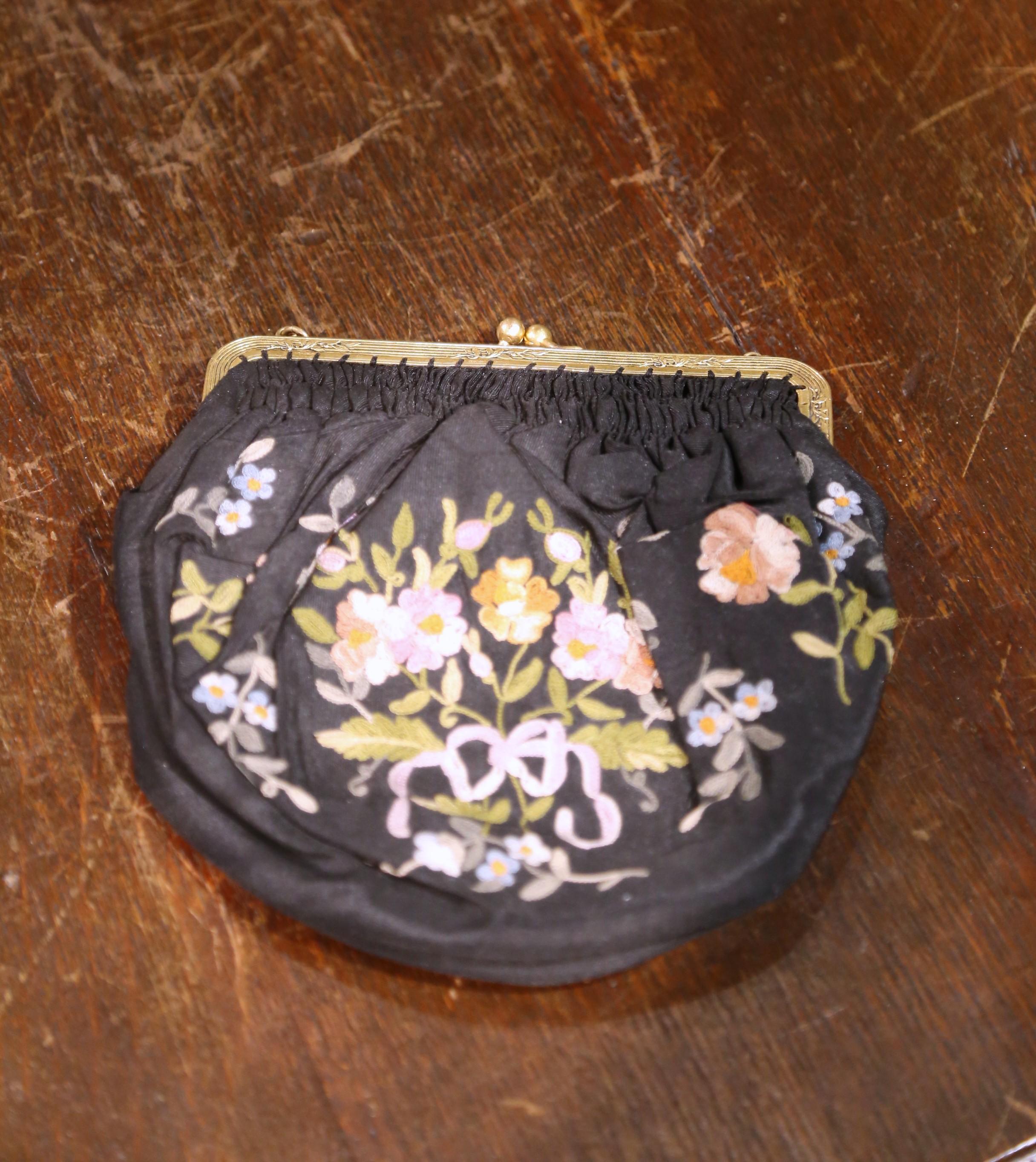 Francese Coppia di borsellini da donna francesi Belle Époque del XIX secolo con manici a catena in ottone in vendita