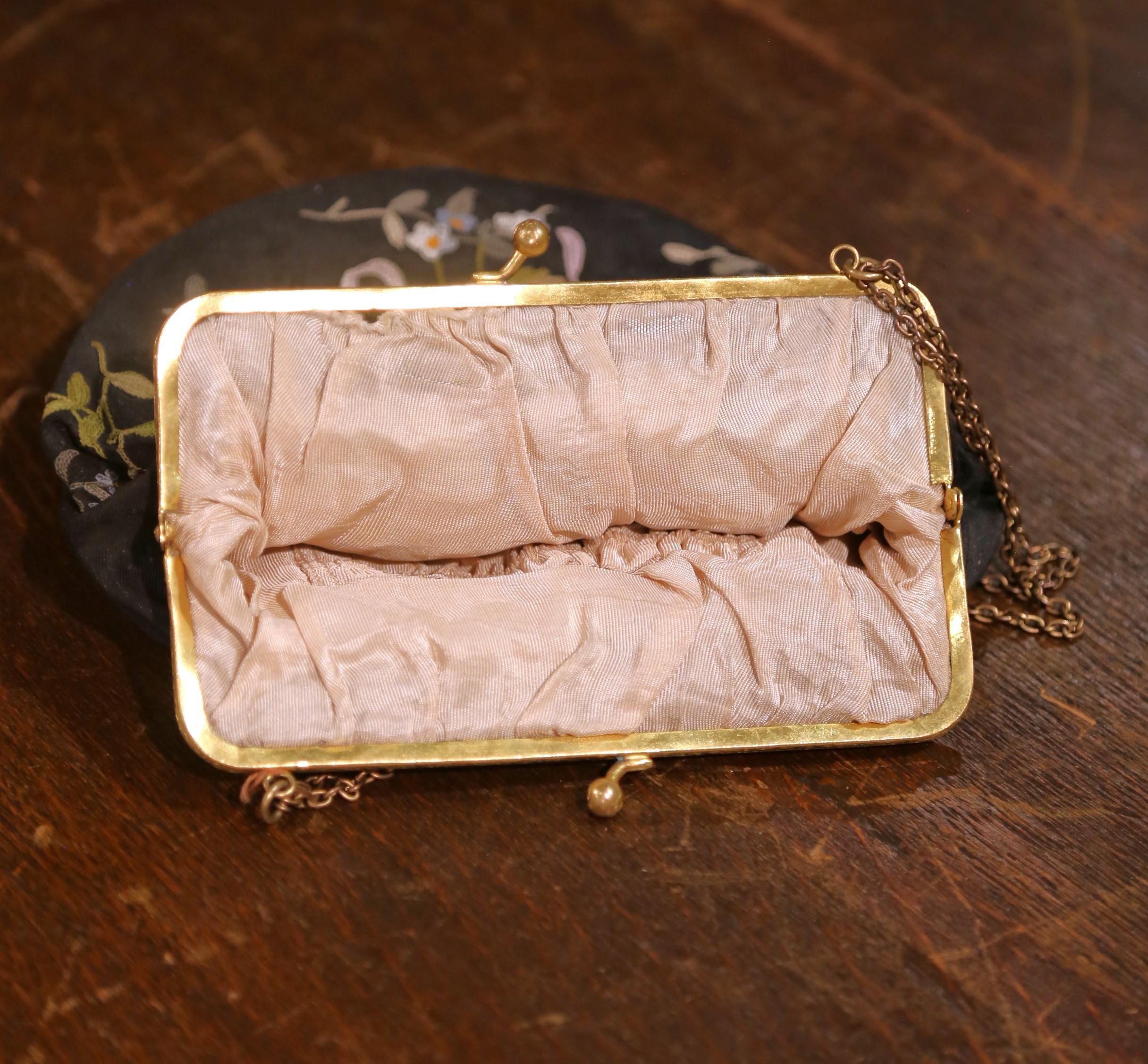 Coppia di borsellini da donna francesi Belle Époque del XIX secolo con manici a catena in ottone in vendita 1