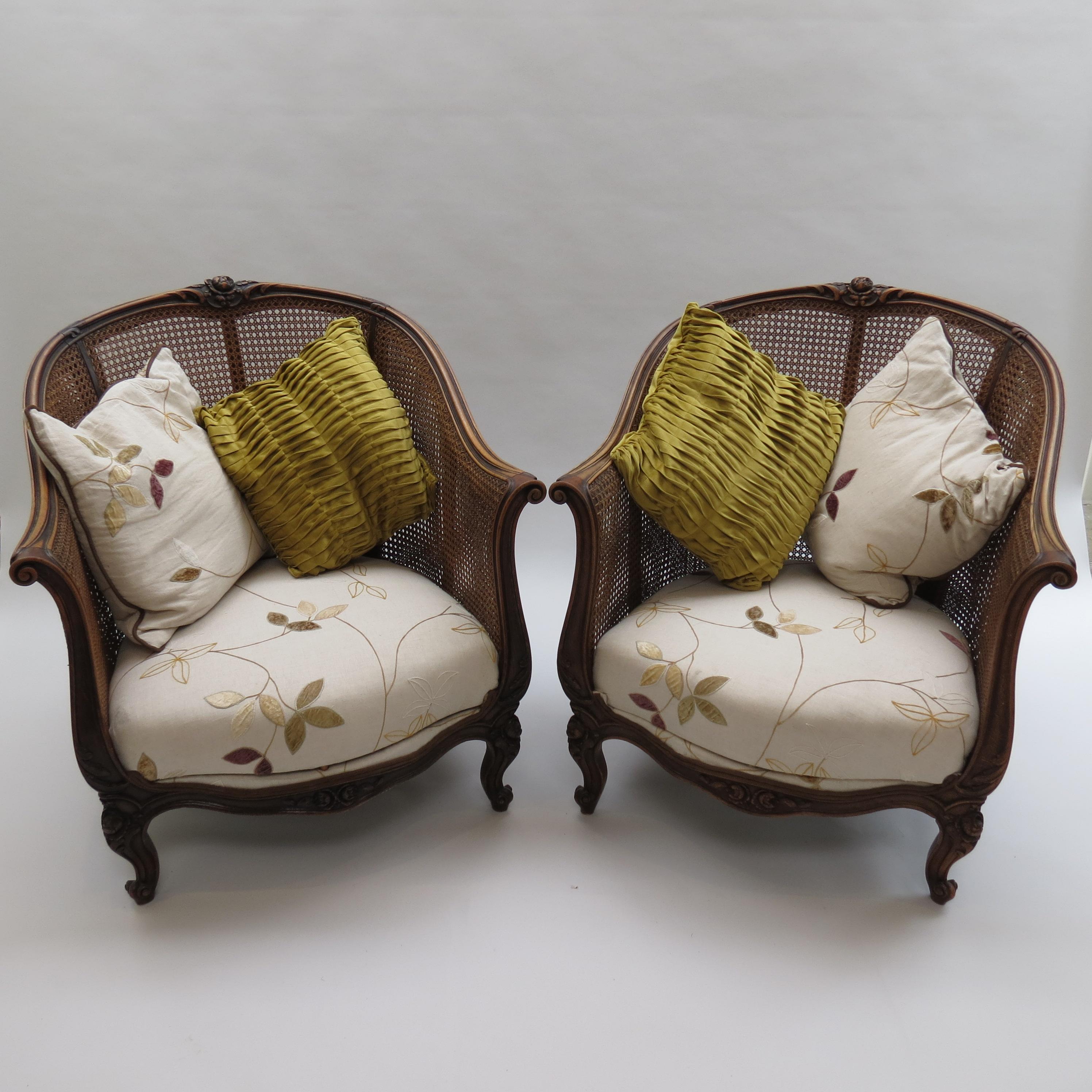 Splendida coppia di sedie francesi in rattan Bergere risalenti al 1880, con struttura in Beeche, fianchi e schienale in rattan ed eleganti gambe cabrio.  Entrambe le sedie sono state tappezzate a un certo punto e la tappezzeria è in buone