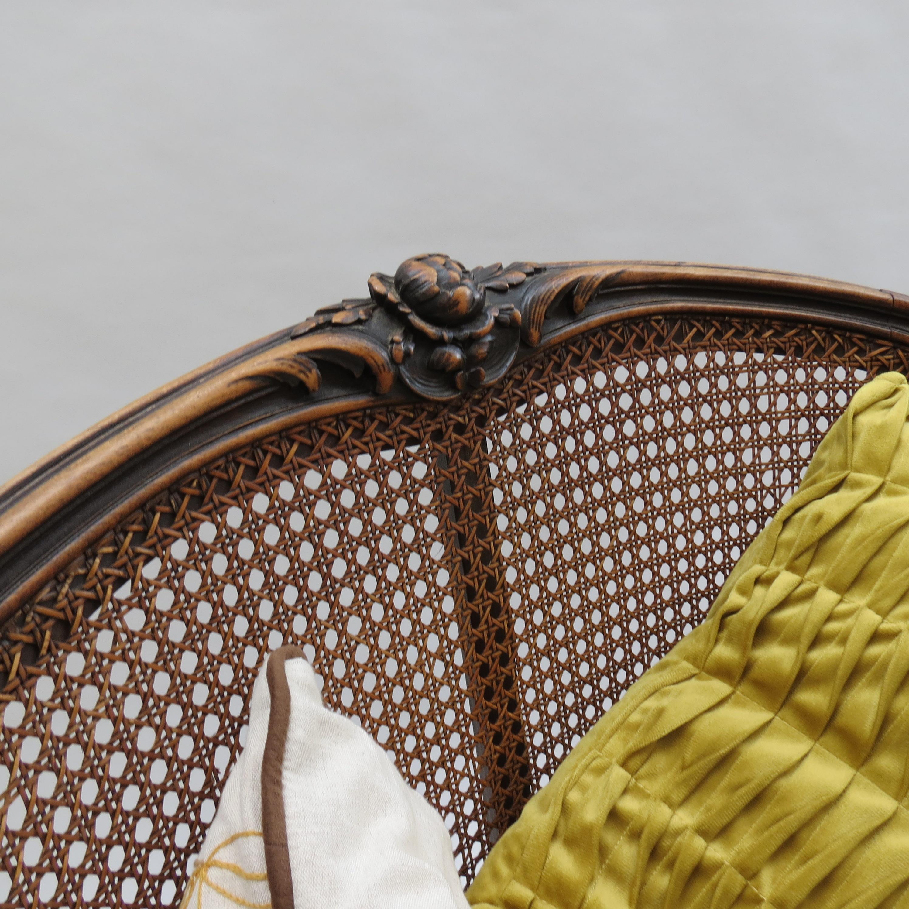 Fatto a mano Coppia di sedie da salotto in rattan bergere francesi del XIX secolo in vendita