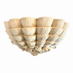 Ein Paar französische Wandleuchten aus Biskuitkeramik in Muschelform aus dem 19. Jahrhundert