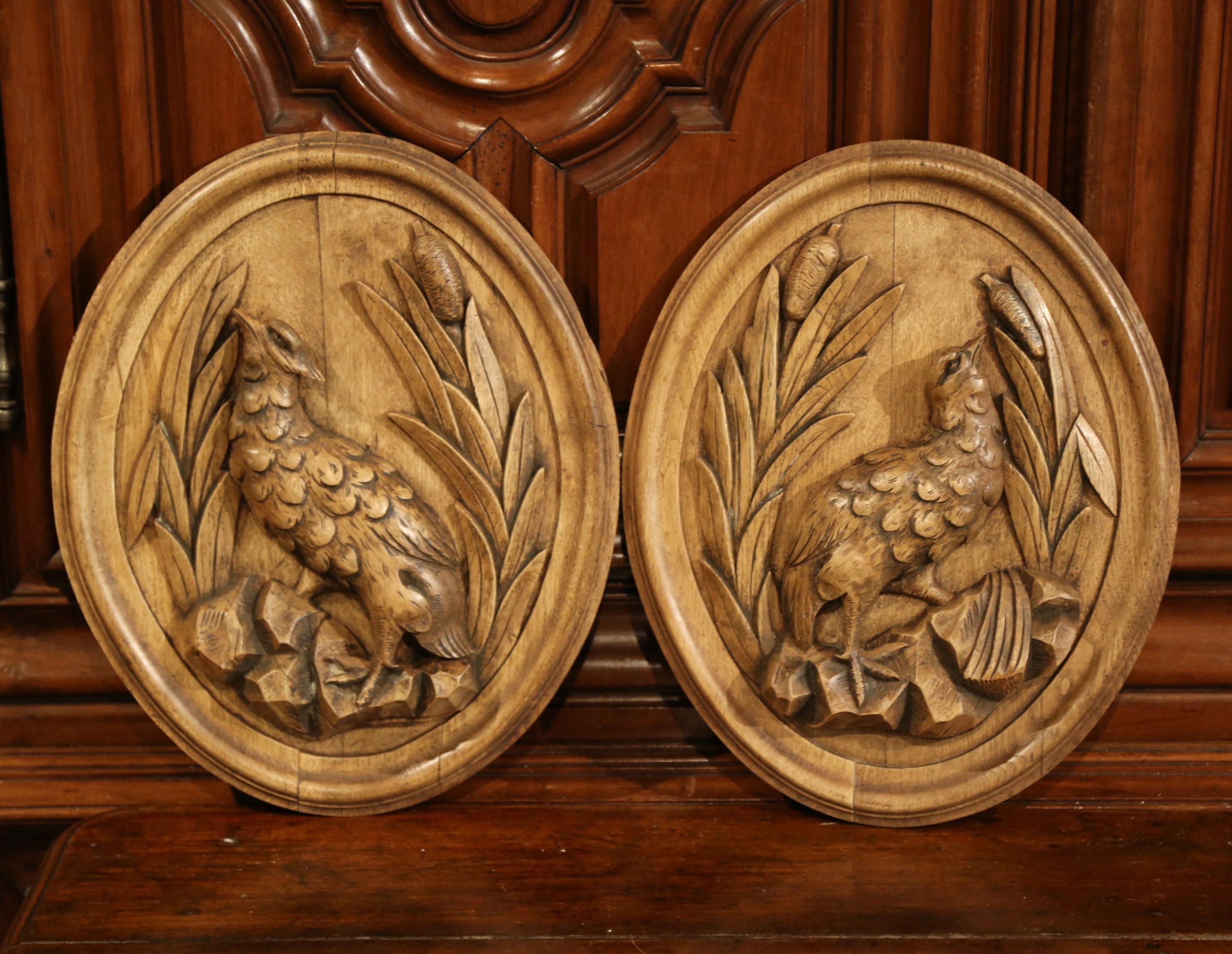 Pair of 19th Century French Black Forest Carved Oval Wall Hanging Bird Plaques In Excellent Condition In Dallas, TX