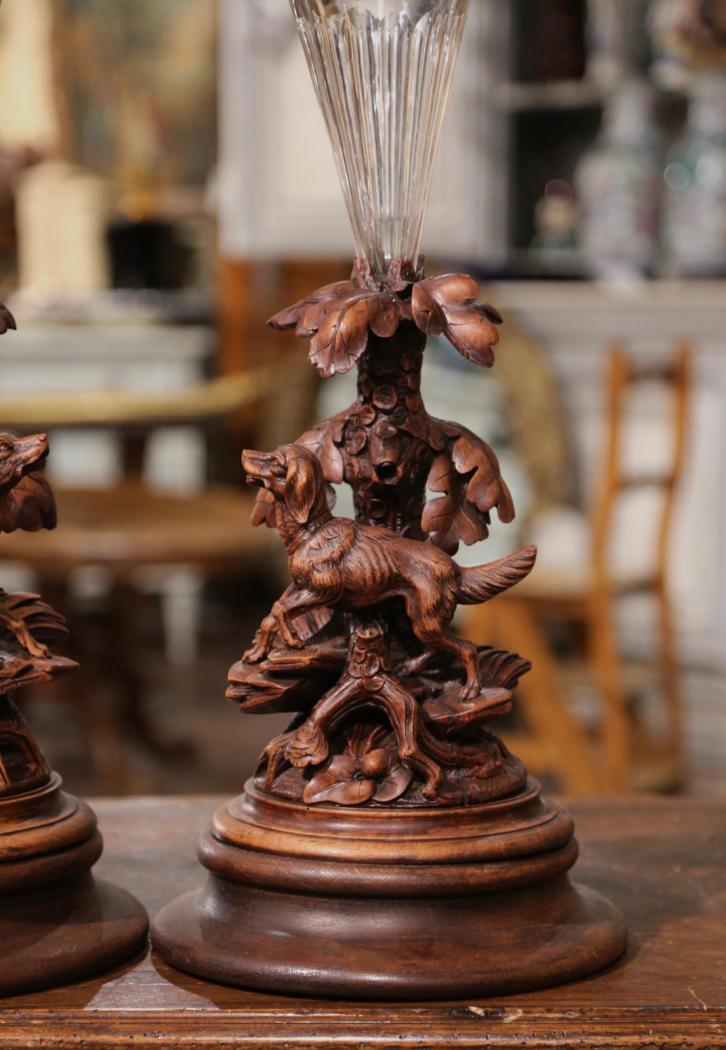 Patiné Paire de vases en cristal Black Forest du XIXe siècle avec sculptures de chiens  en vente