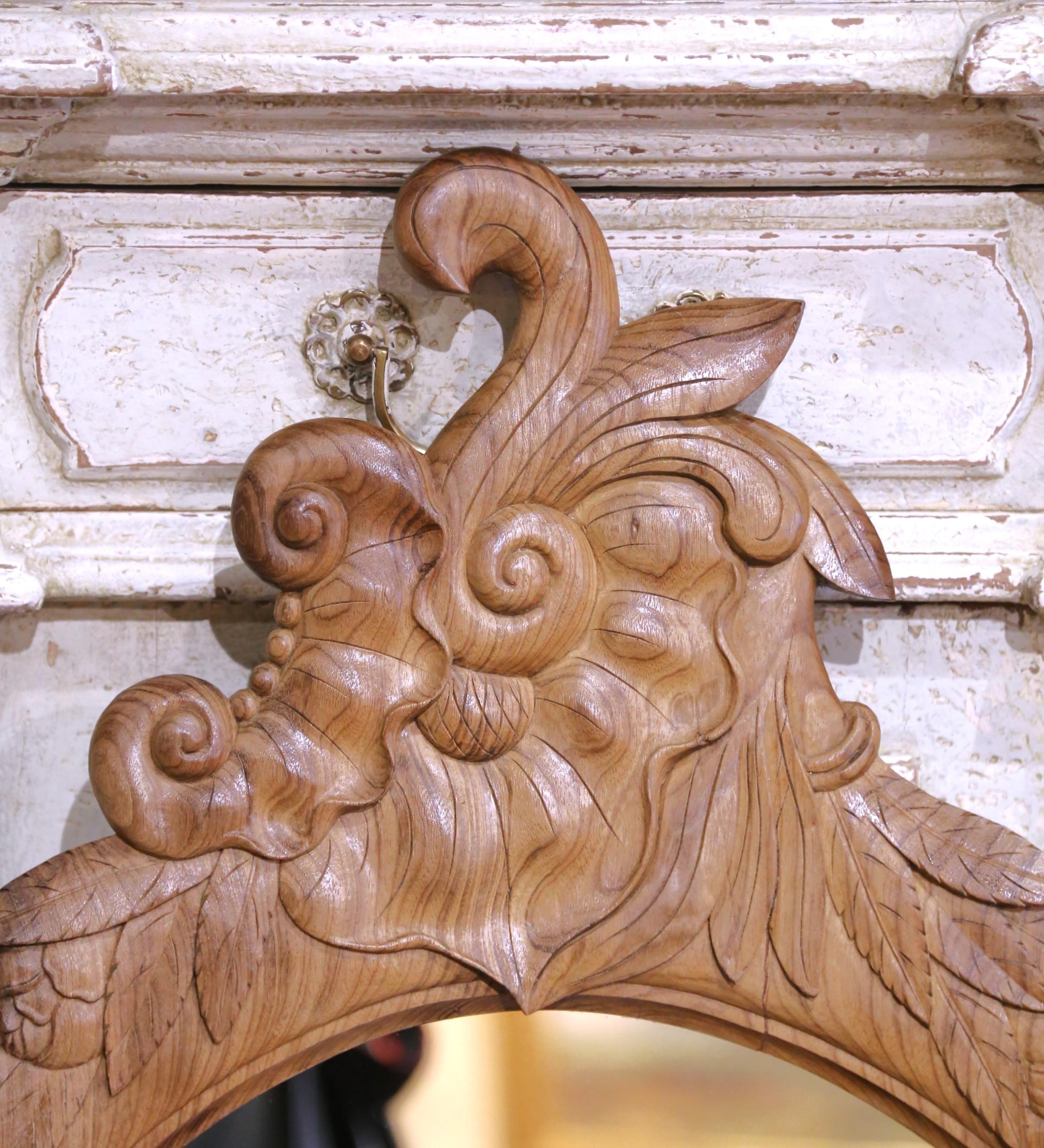 Français Paire de miroirs ovales en chêne blanchi du XIXe siècle avec motifs de raisins sculptés en vente