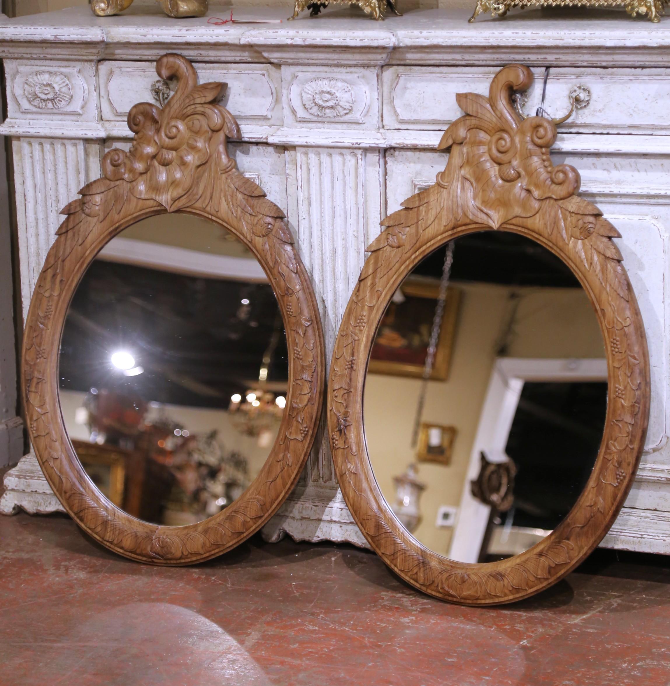 Sculpté à la main Paire de miroirs ovales en chêne blanchi du XIXe siècle avec motifs de raisins sculptés en vente