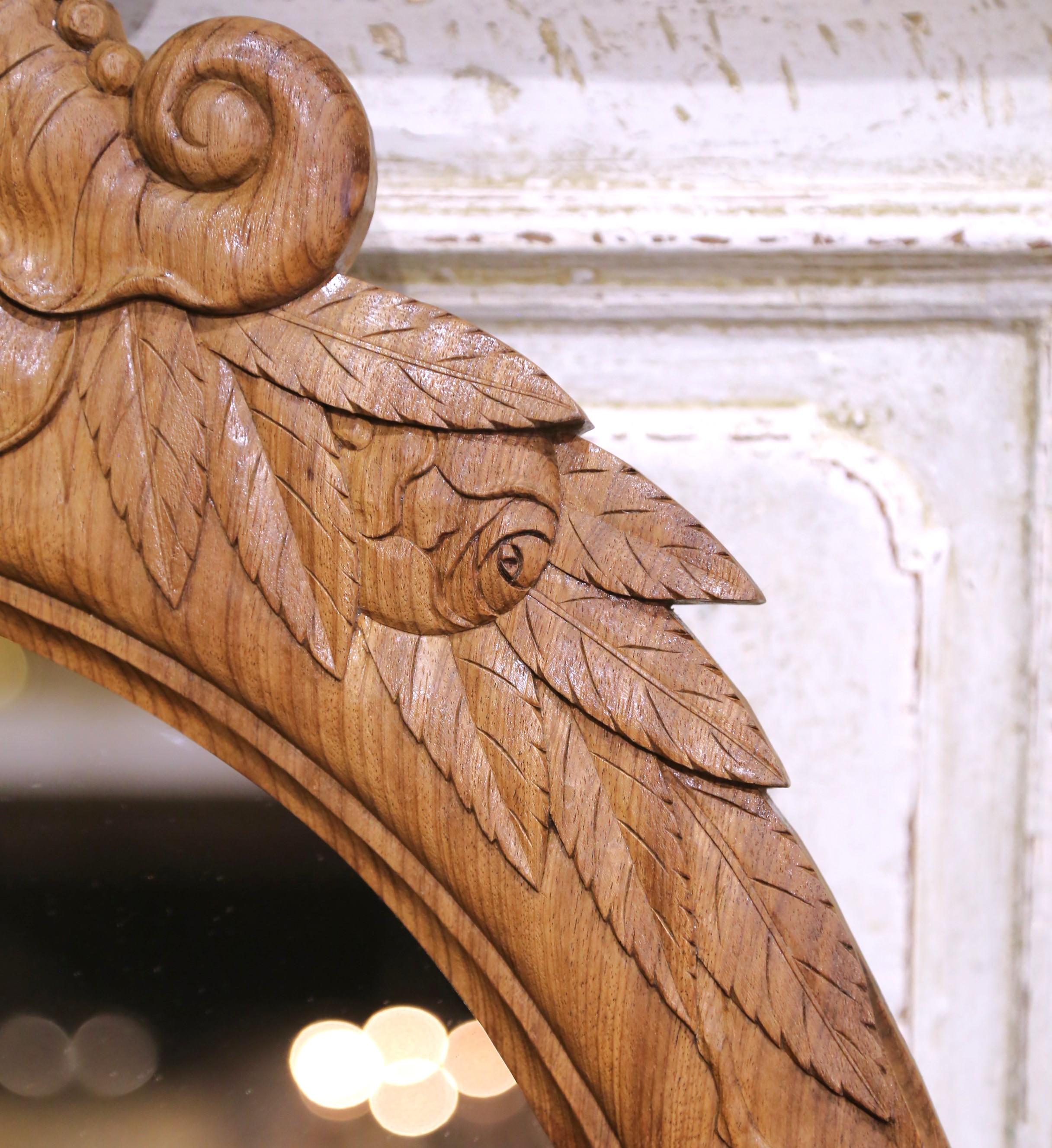 Paire de miroirs ovales en chêne blanchi du XIXe siècle avec motifs de raisins sculptés Excellent état - En vente à Dallas, TX
