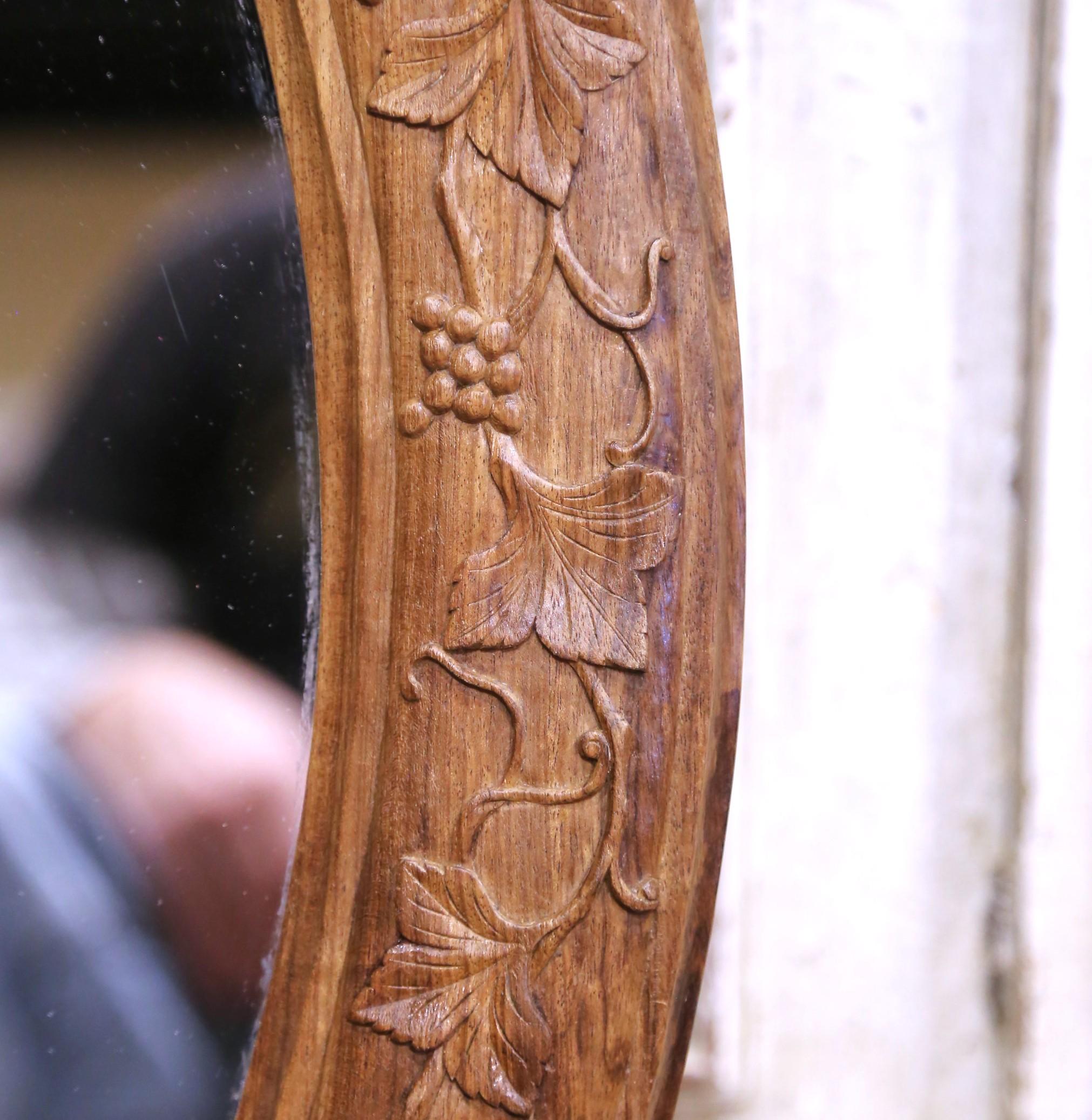 Chêne Paire de miroirs ovales en chêne blanchi du XIXe siècle avec motifs de raisins sculptés en vente