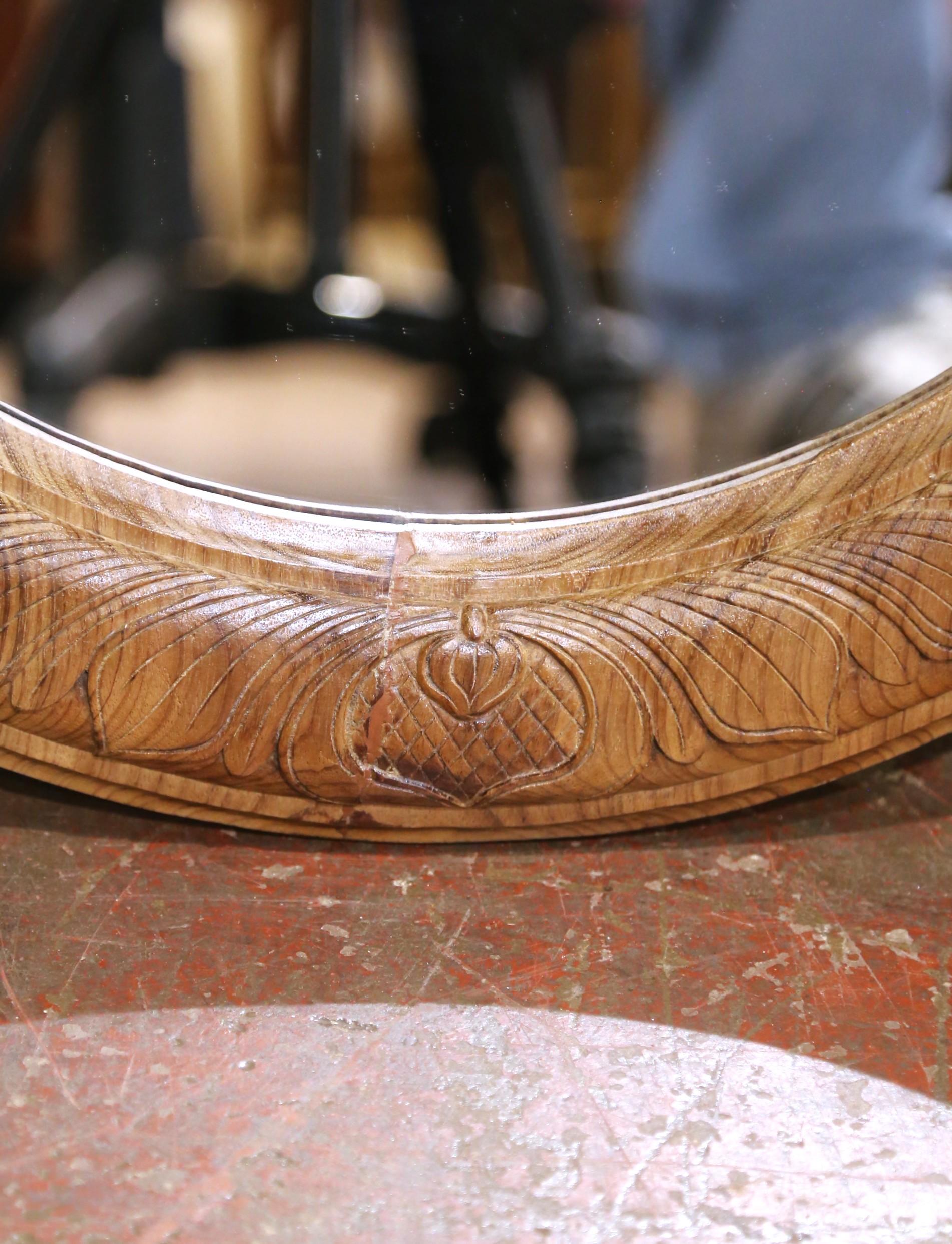 Paire de miroirs ovales en chêne blanchi du XIXe siècle avec motifs de raisins sculptés en vente 1