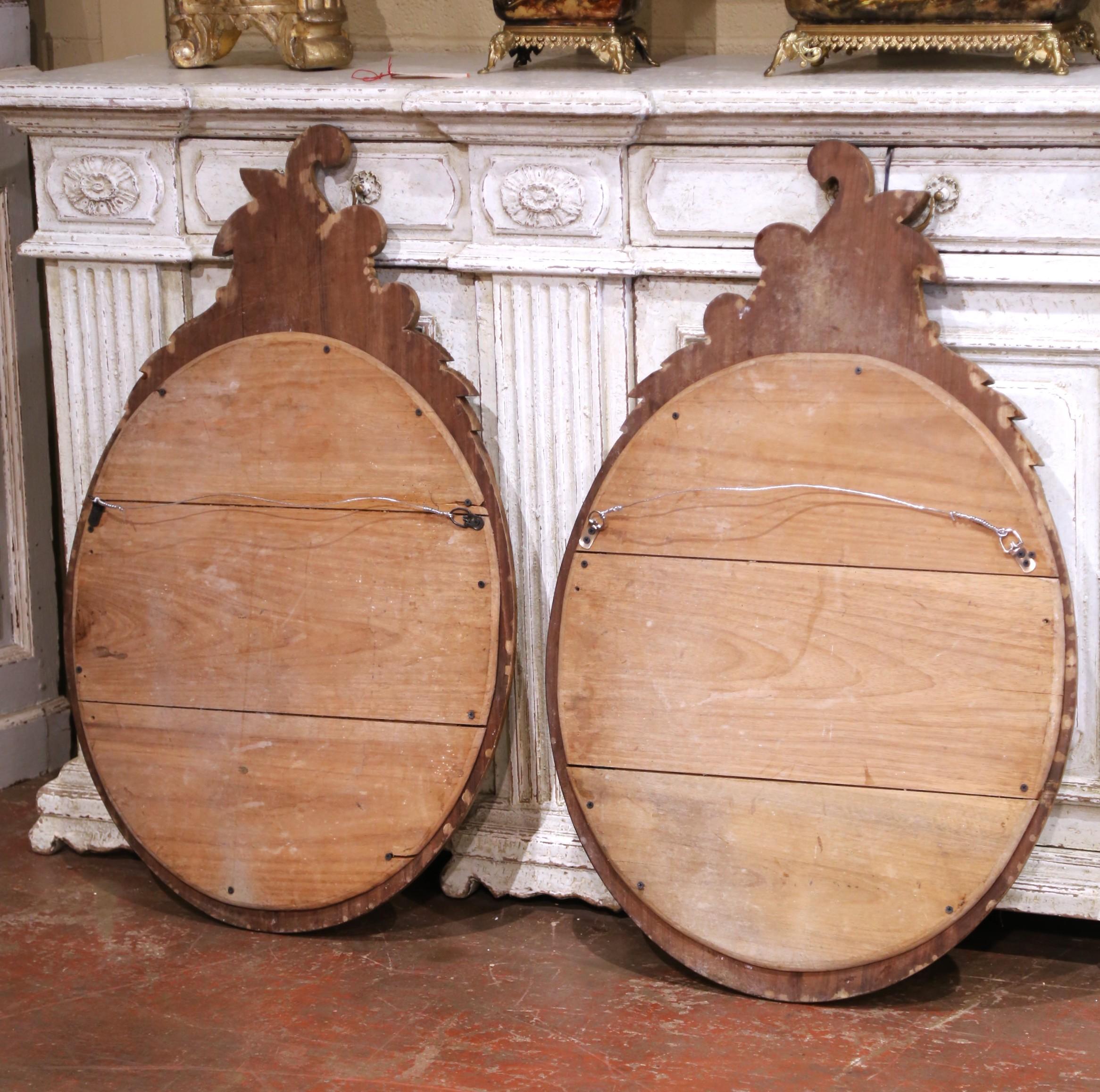 Paire de miroirs ovales en chêne blanchi du XIXe siècle avec motifs de raisins sculptés en vente 2