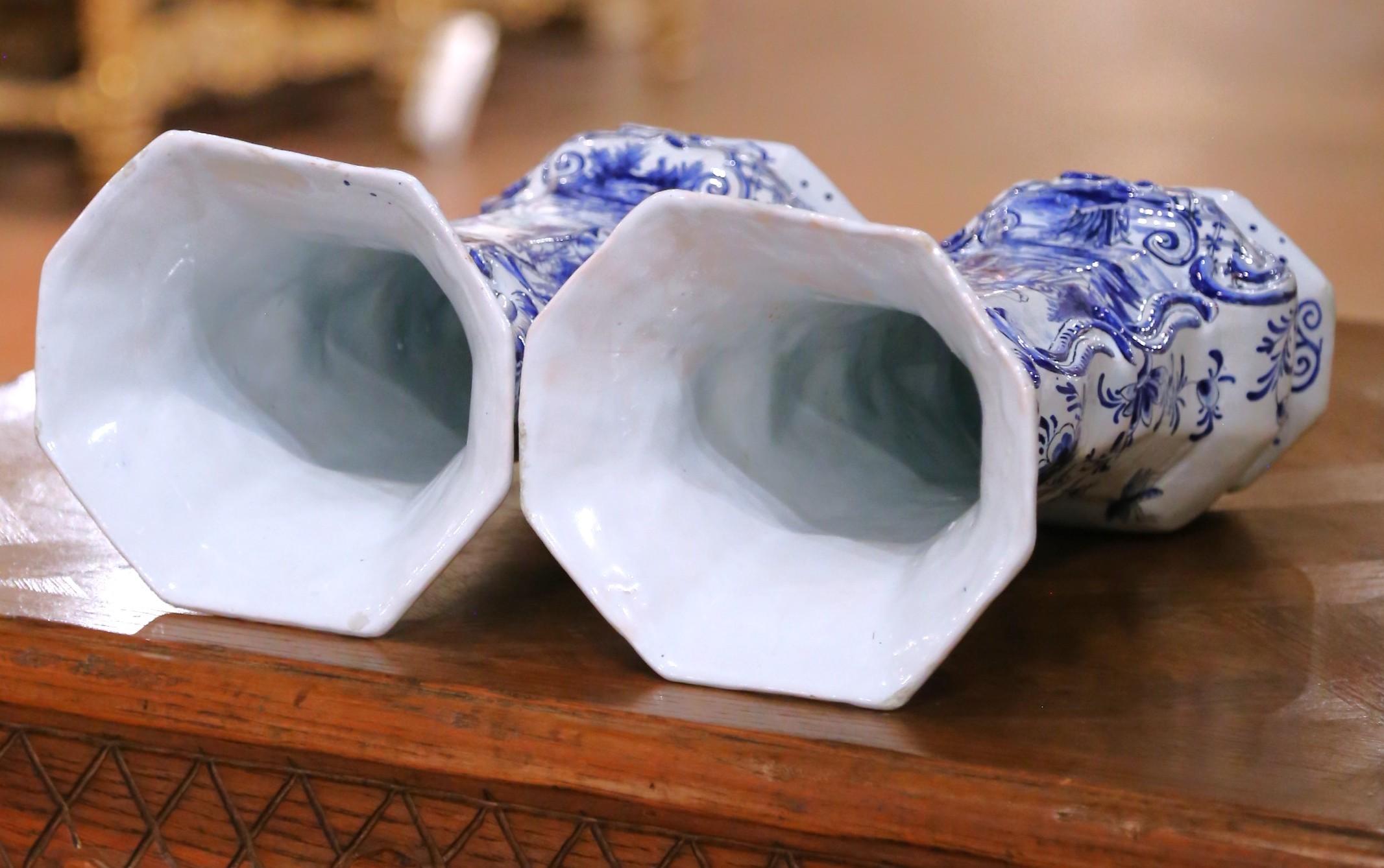 Paire de vases français du XIXe siècle en Delft bleu et blanc avec scènes pastorales en vente 3