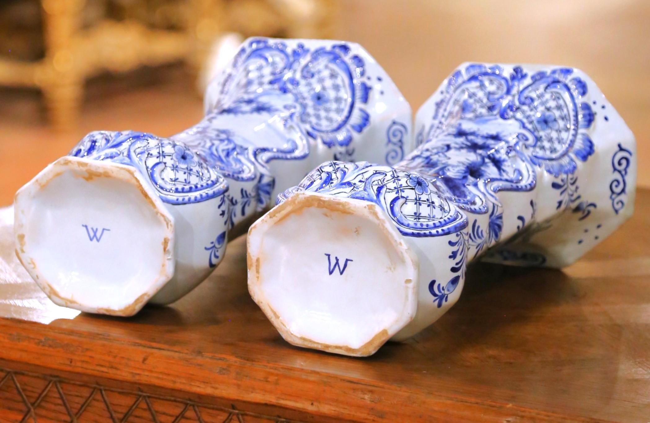 Paire de vases français du XIXe siècle en Delft bleu et blanc avec scènes pastorales en vente 4