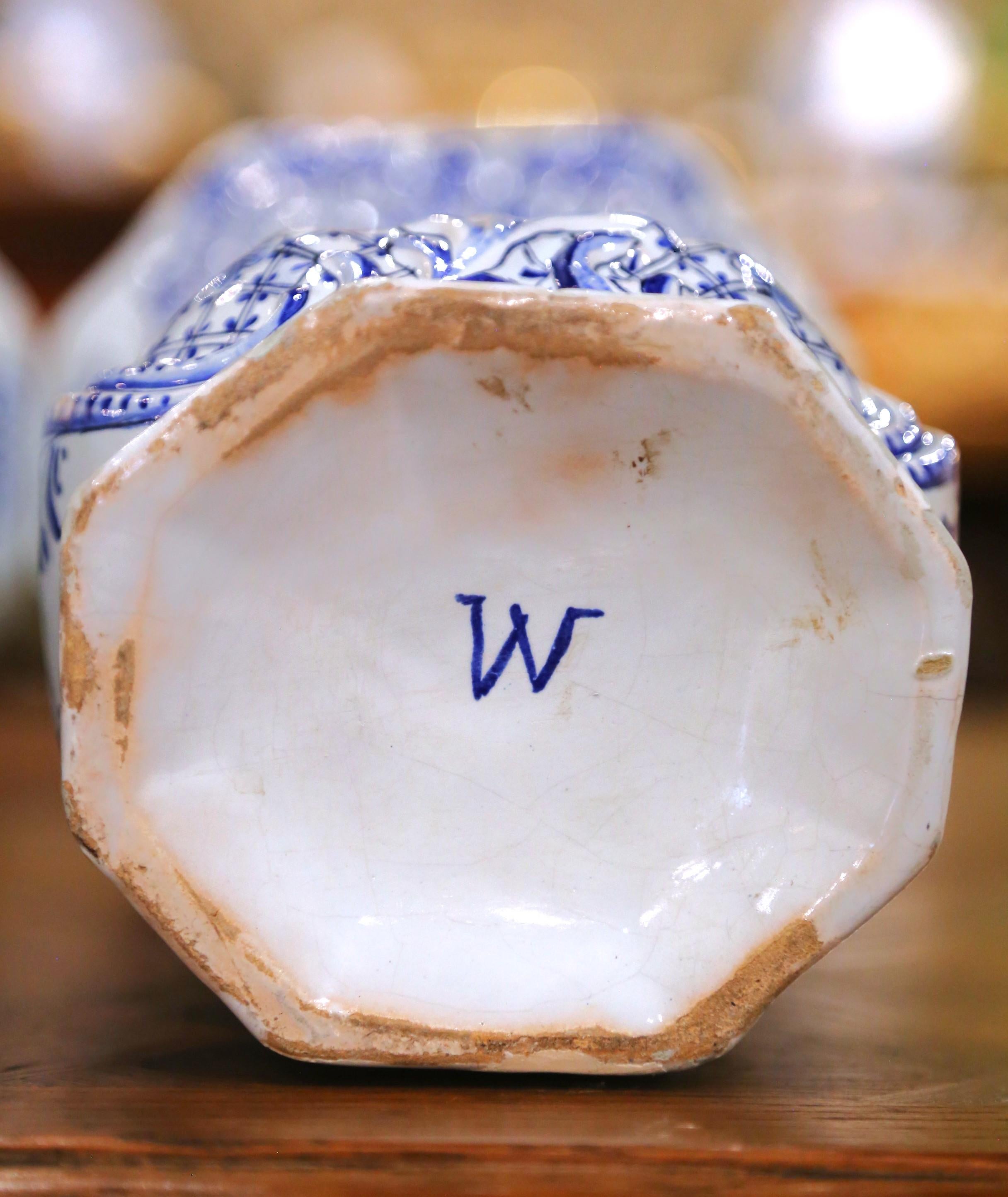 Paire de vases français du XIXe siècle en Delft bleu et blanc avec scènes pastorales en vente 5