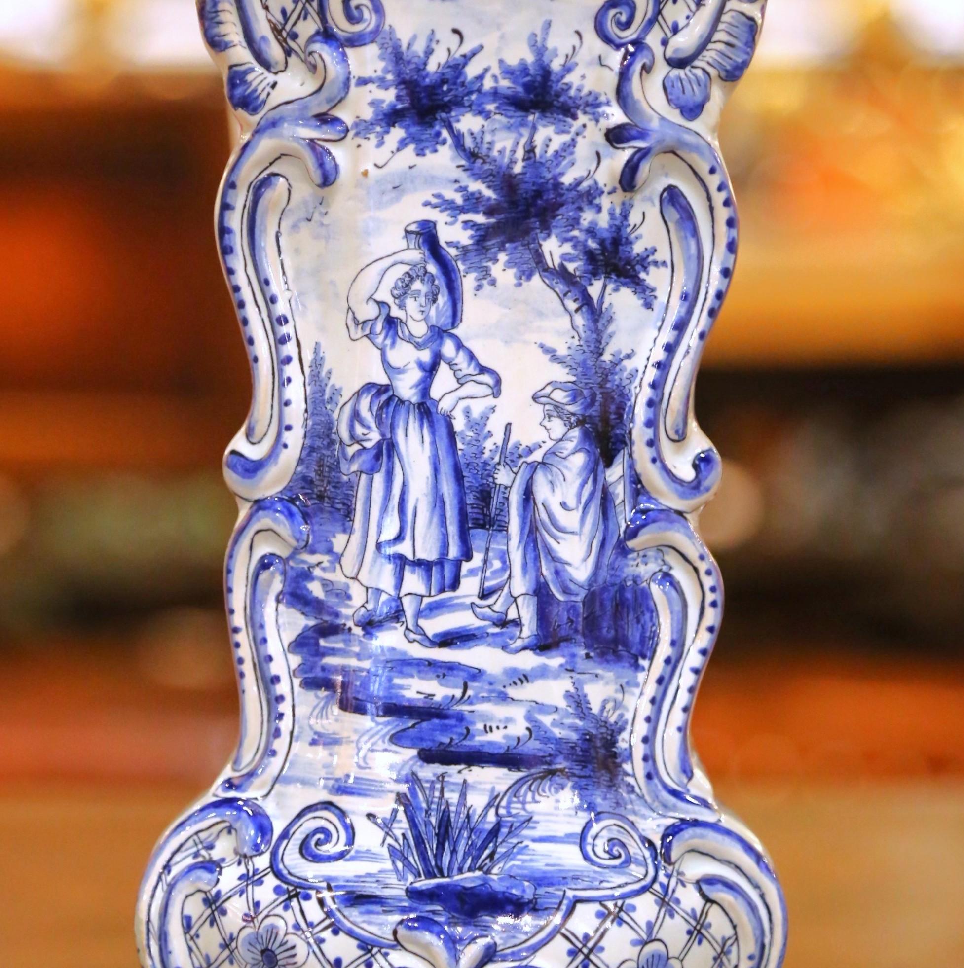 Louis XV Paire de vases français du XIXe siècle en Delft bleu et blanc avec scènes pastorales en vente