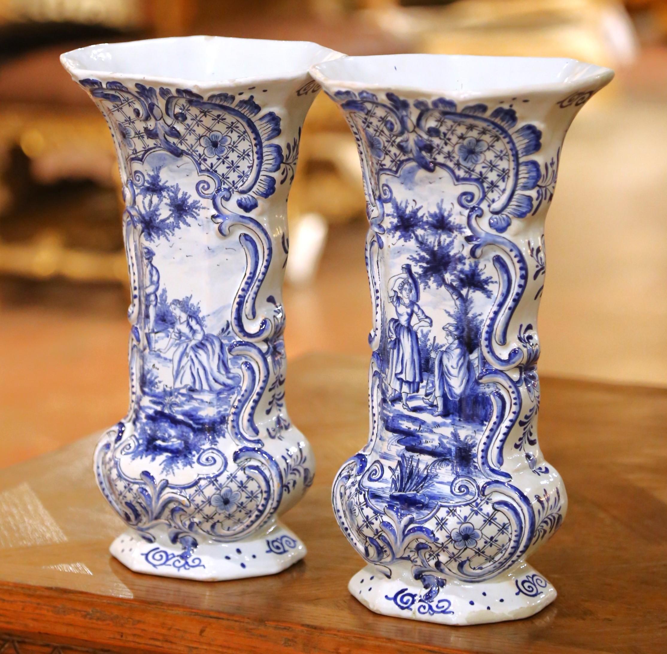 Français Paire de vases français du XIXe siècle en Delft bleu et blanc avec scènes pastorales en vente