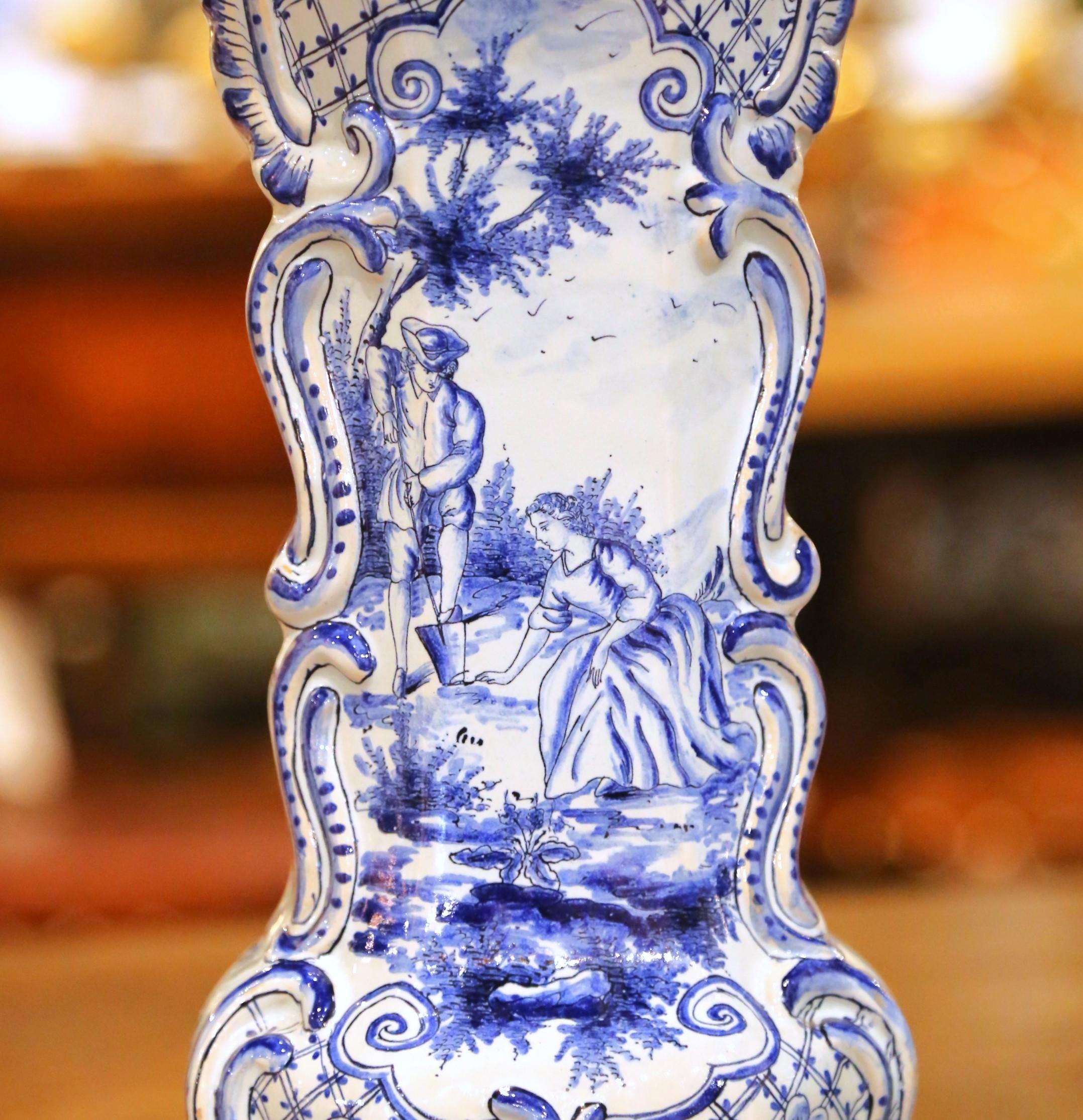 Fait main Paire de vases français du XIXe siècle en Delft bleu et blanc avec scènes pastorales en vente