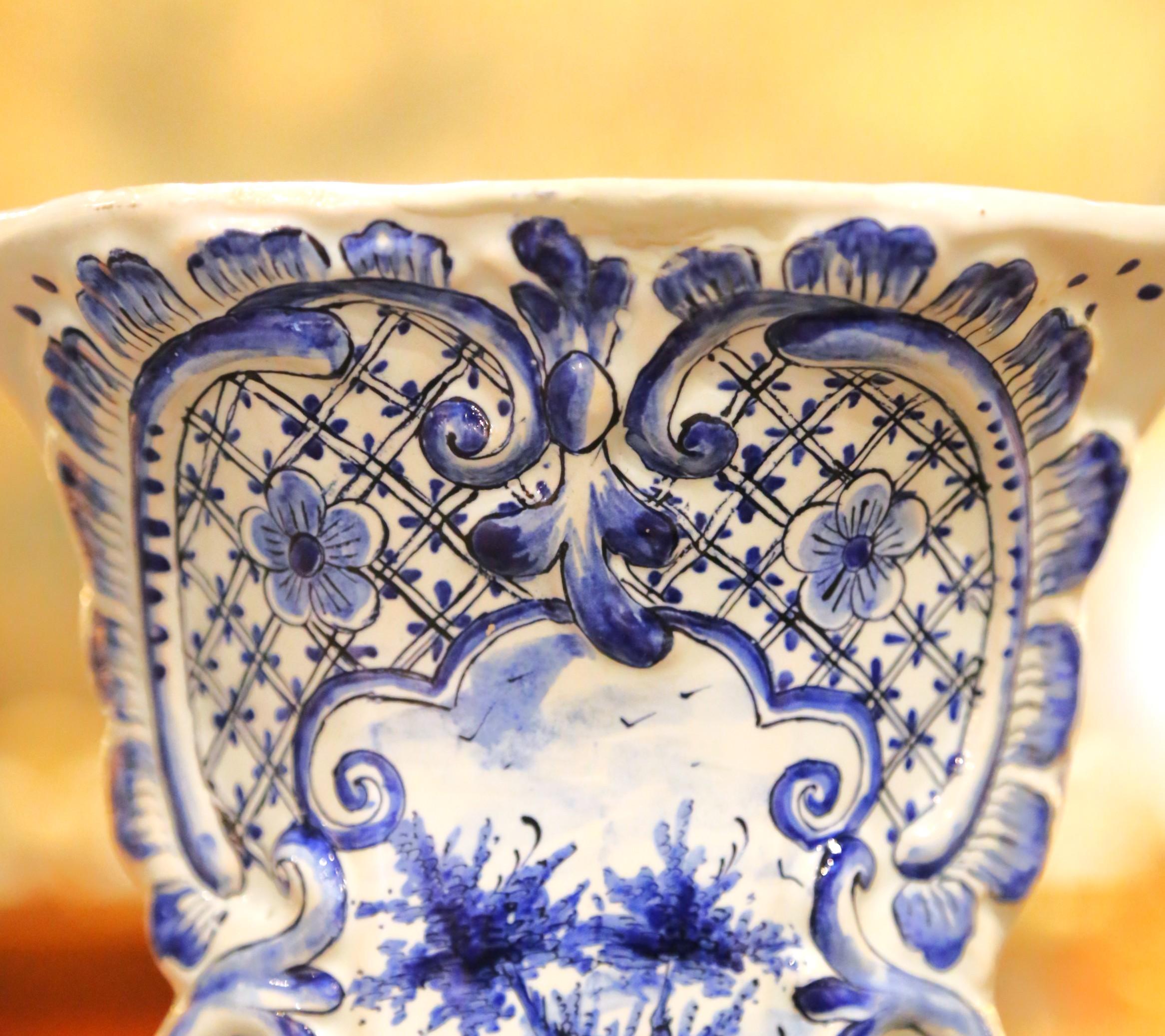 Paire de vases français du XIXe siècle en Delft bleu et blanc avec scènes pastorales Excellent état - En vente à Dallas, TX