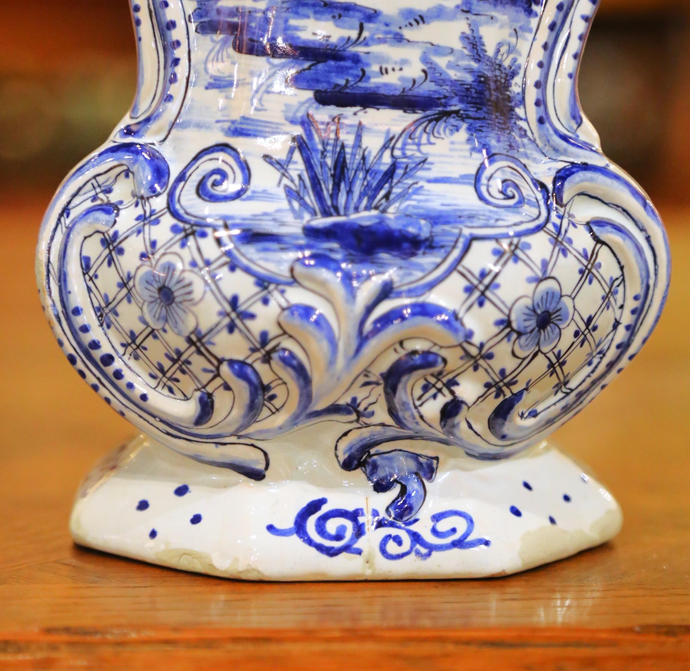 Céramique Paire de vases français du XIXe siècle en Delft bleu et blanc avec scènes pastorales en vente
