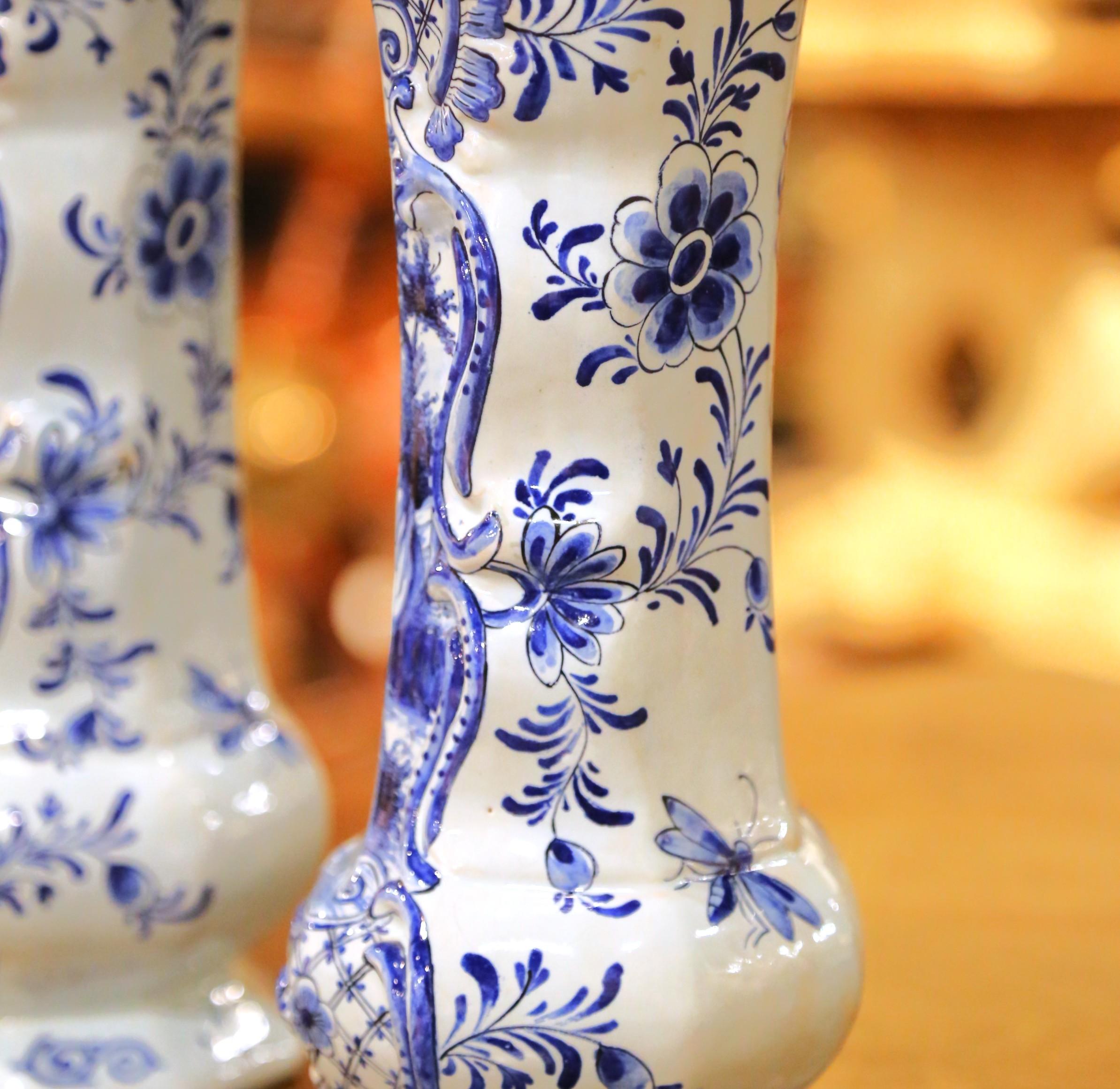 Paire de vases français du XIXe siècle en Delft bleu et blanc avec scènes pastorales en vente 1