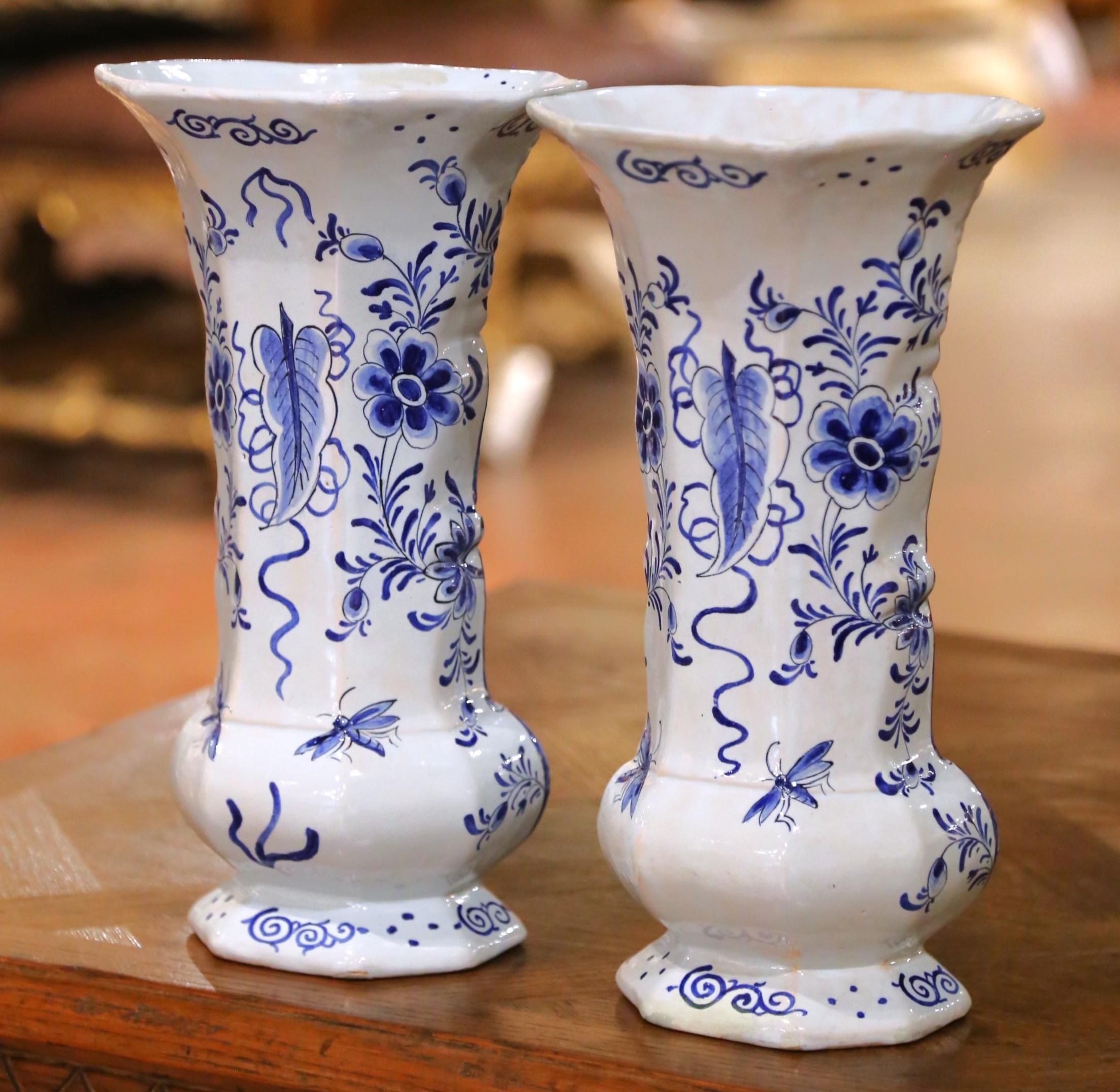Paire de vases français du XIXe siècle en Delft bleu et blanc avec scènes pastorales en vente 2