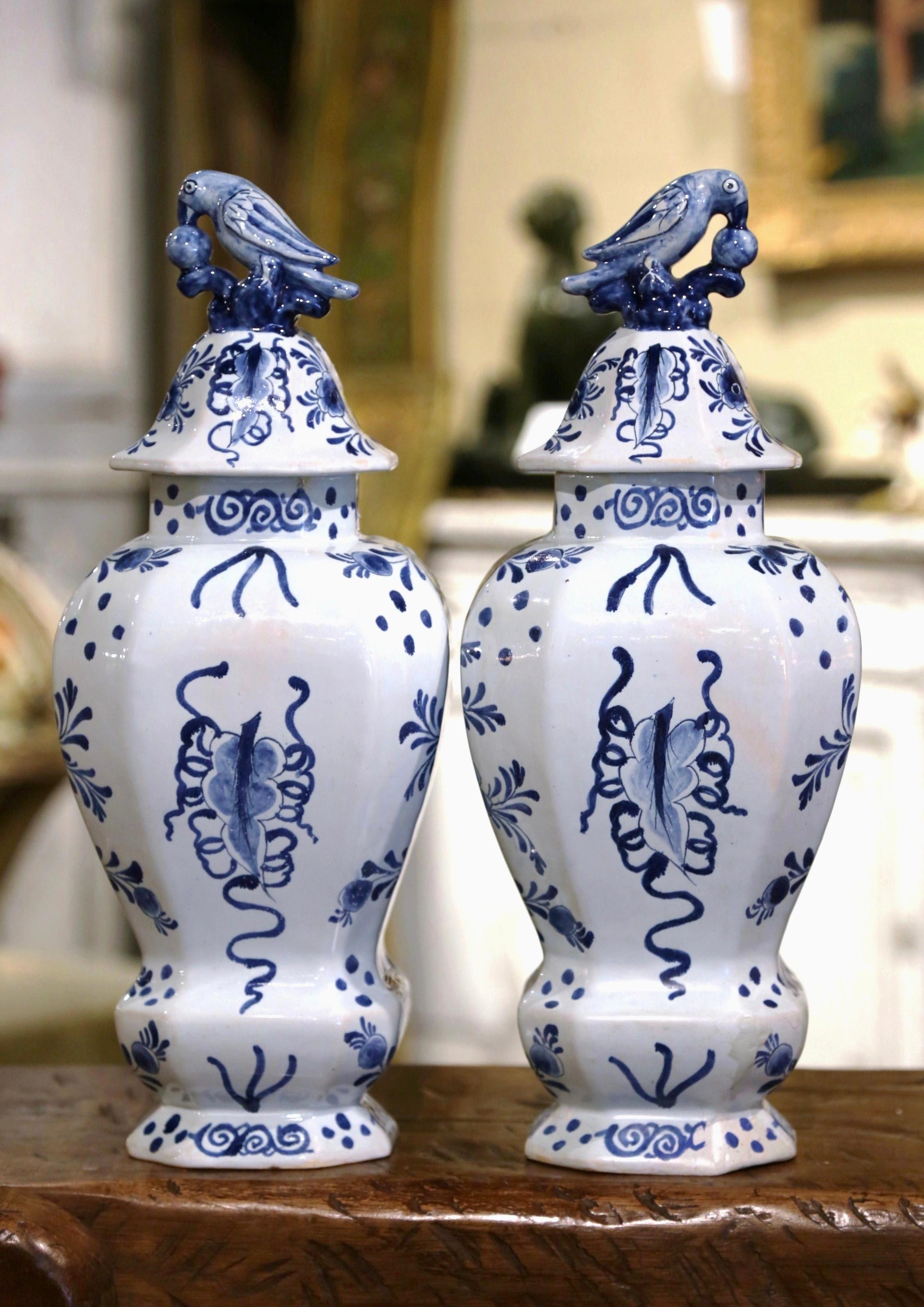 Paire de vases français du 19ème siècle en faïence de Delft bleue et blanche avec couvercles en forme de perroquet 2