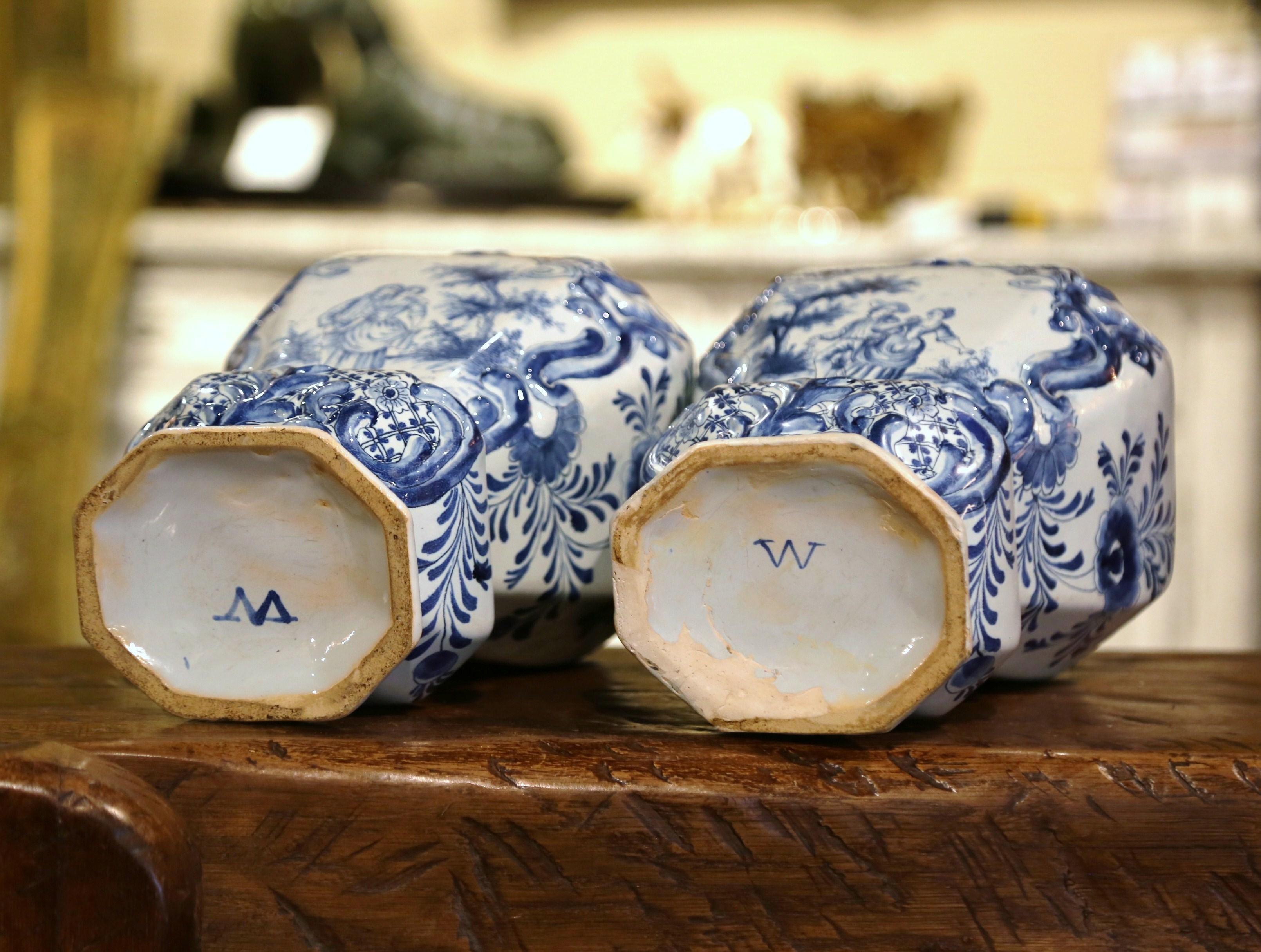 Paire de vases français du 19ème siècle en faïence de Delft bleue et blanche avec couvercles en forme de perroquet 3