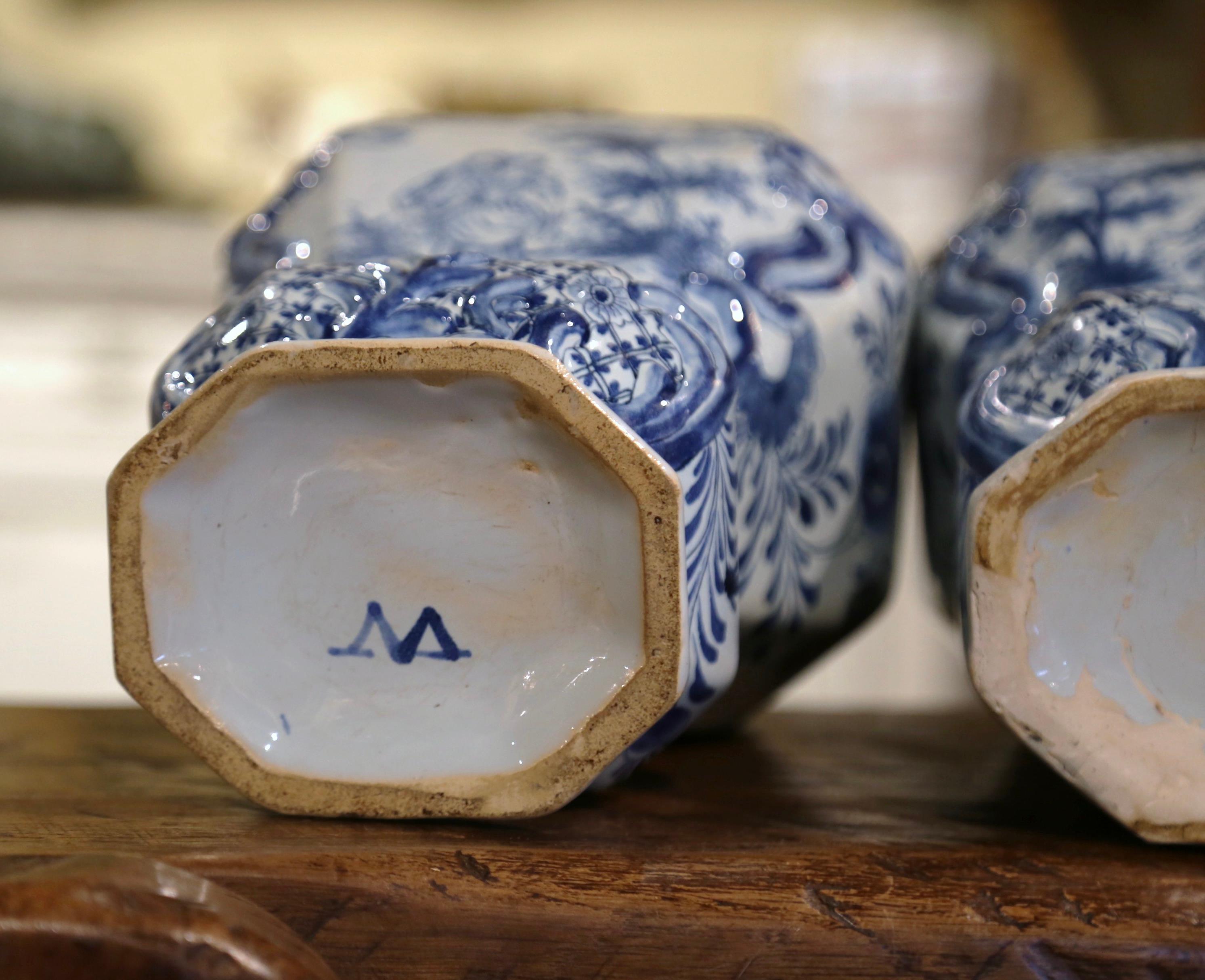 Paire de vases français du 19ème siècle en faïence de Delft bleue et blanche avec couvercles en forme de perroquet 4