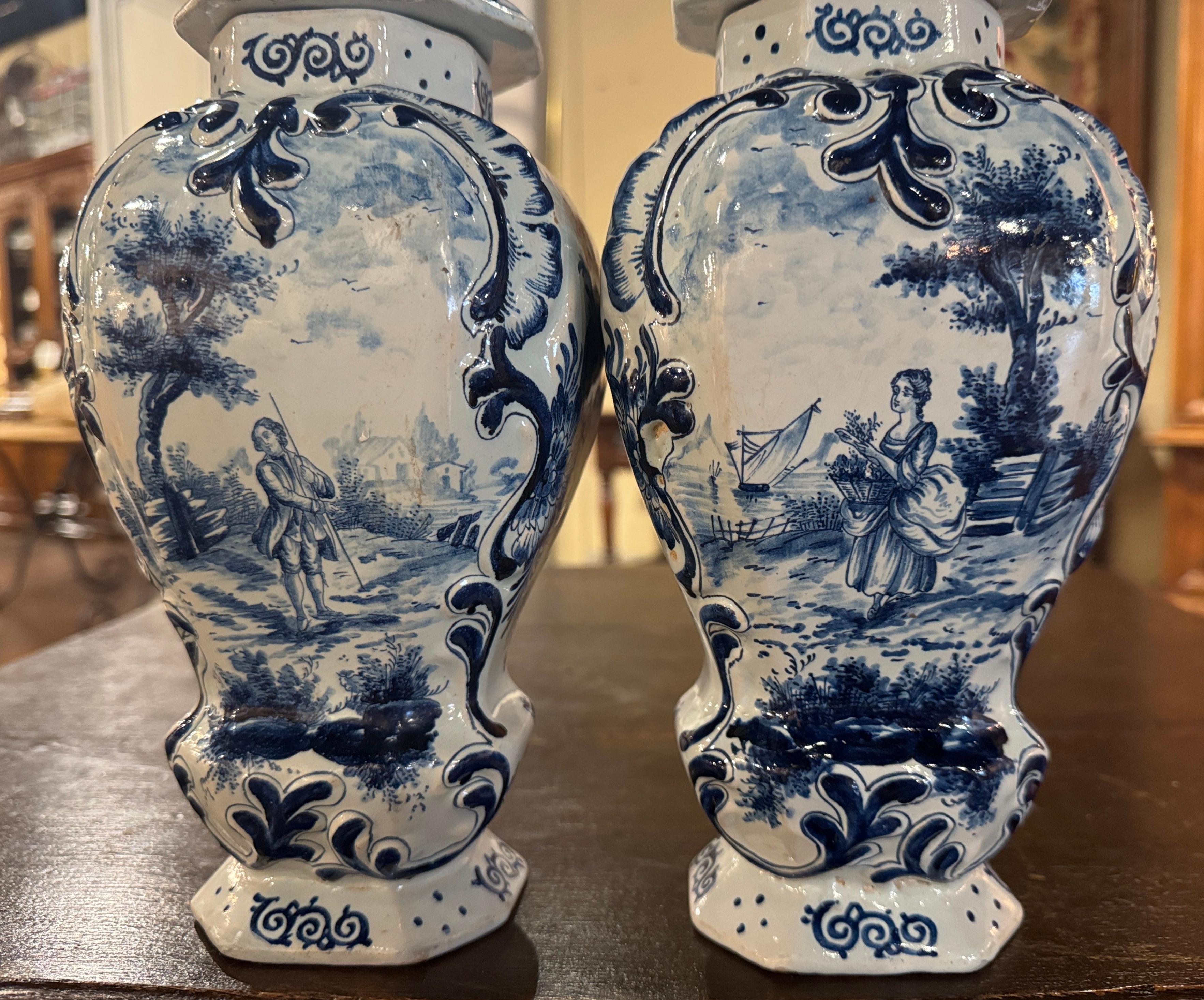 Louis XV Paire de vases français du 19ème siècle en faïence de Delft bleue et blanche avec couvercles en forme de perroquet