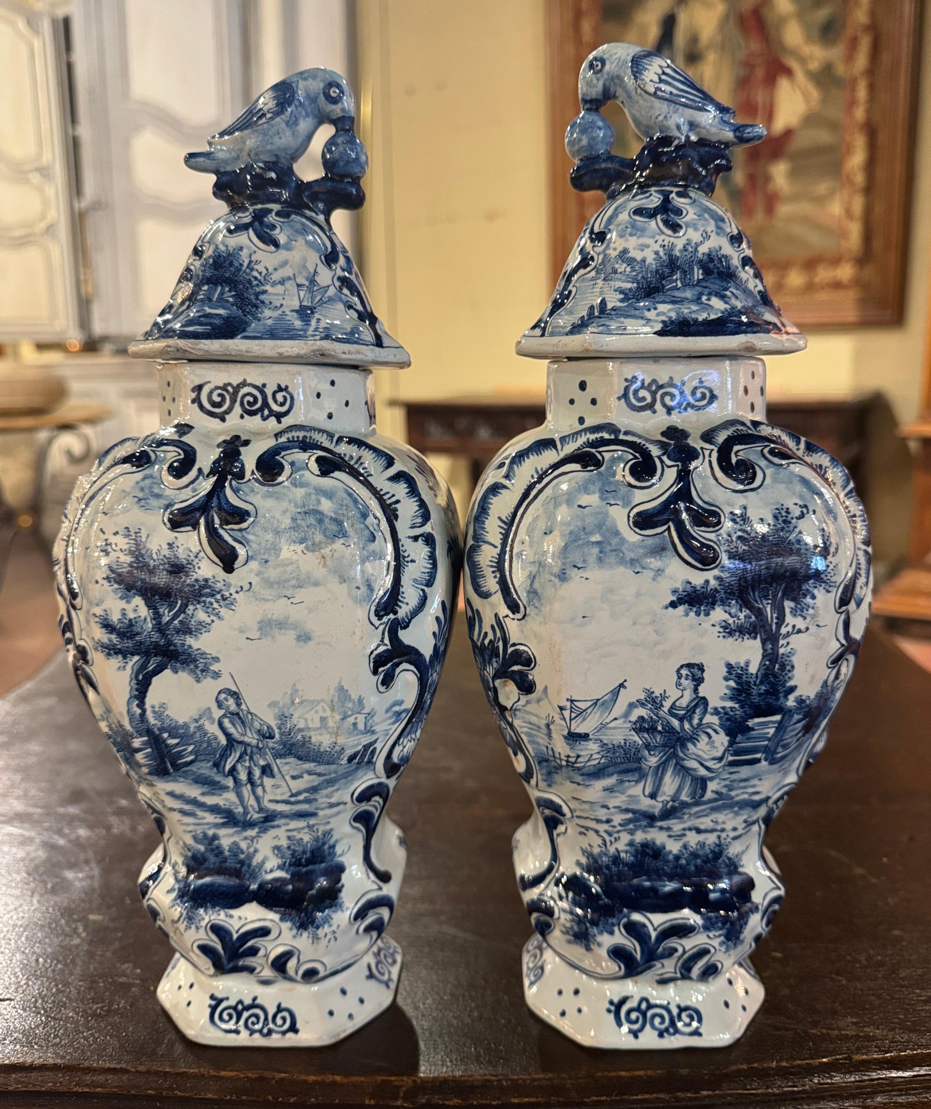 Français Paire de vases français du 19ème siècle en faïence de Delft bleue et blanche avec couvercles en forme de perroquet