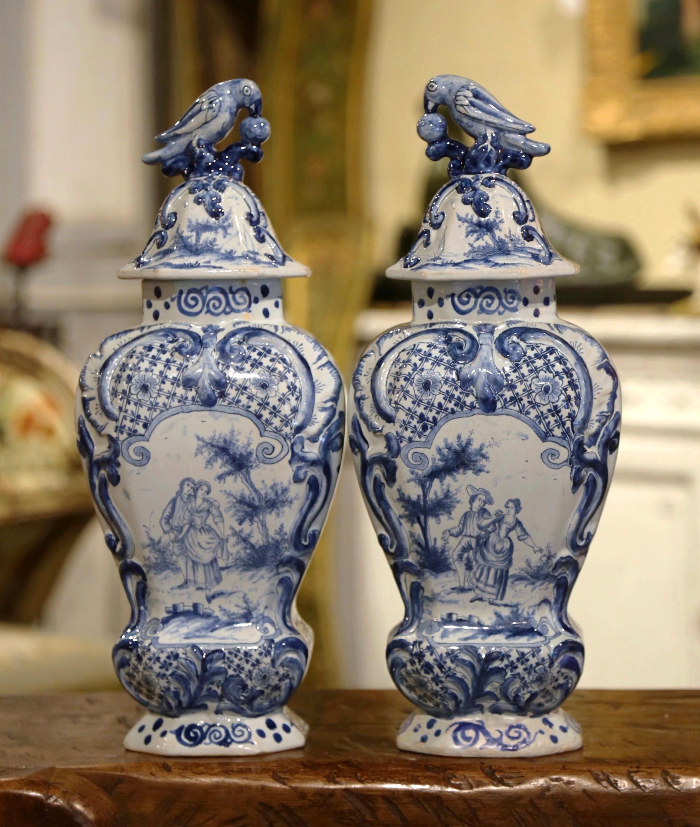 Fait main Paire de vases français du 19ème siècle en faïence de Delft bleue et blanche avec couvercles en forme de perroquet