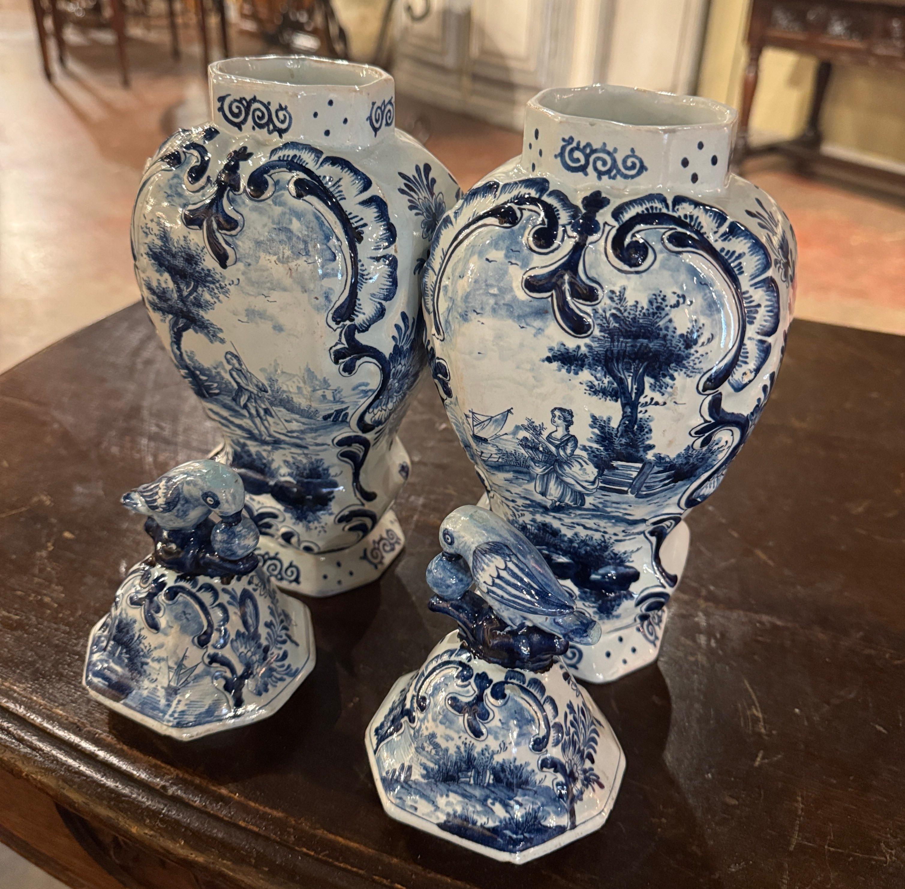 Fait main Paire de vases français du 19ème siècle en faïence de Delft bleue et blanche avec couvercles en forme de perroquet