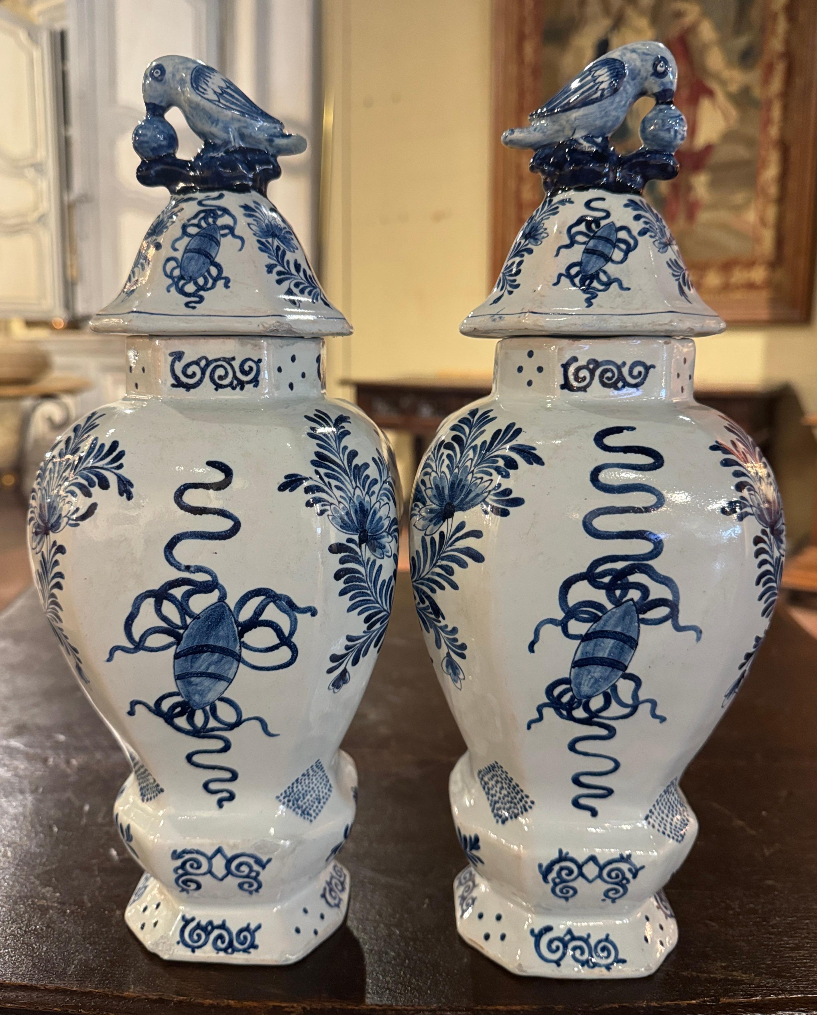 Paire de vases français du 19ème siècle en faïence de Delft bleue et blanche avec couvercles en forme de perroquet Excellent état à Dallas, TX