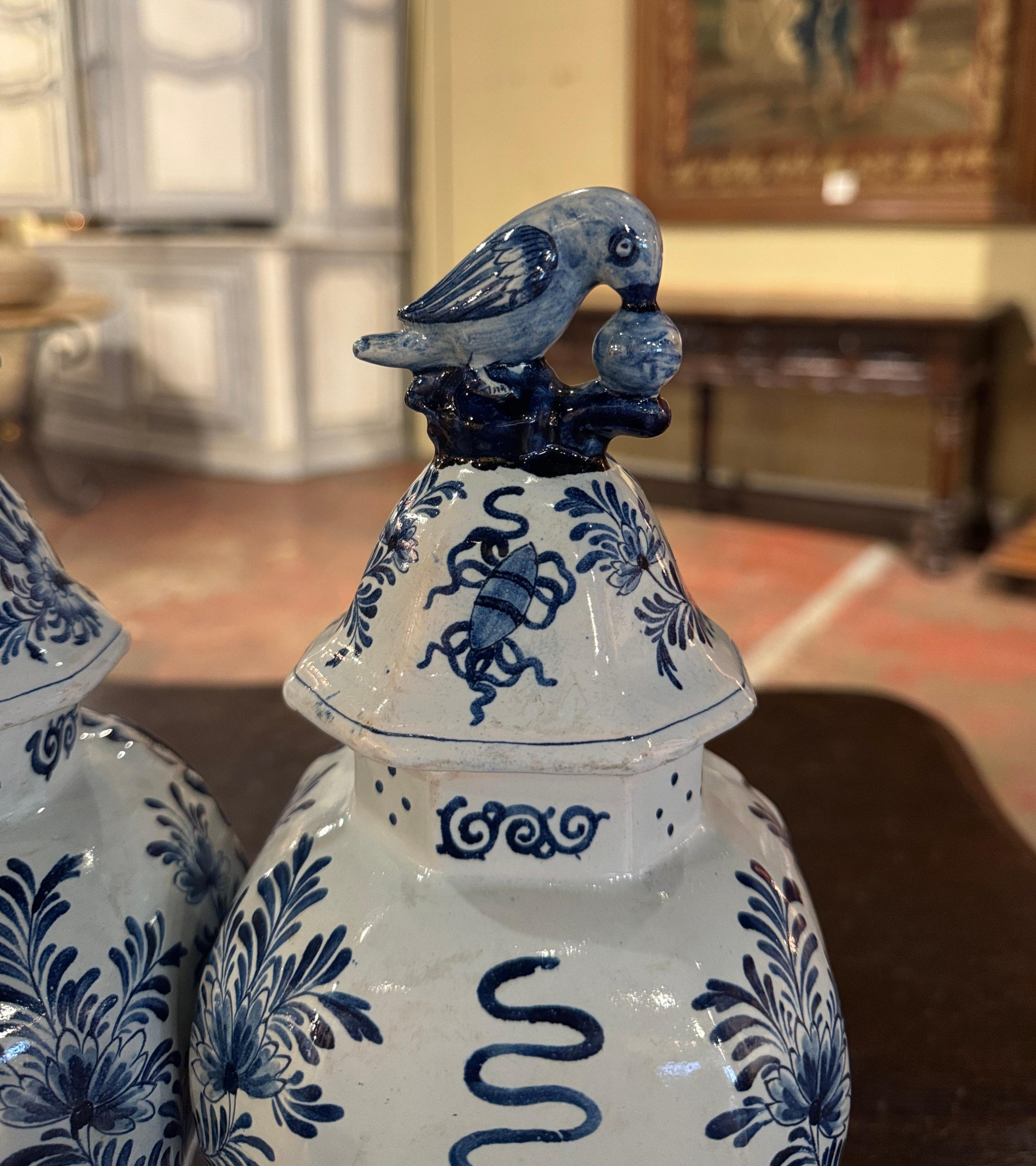 XIXe siècle Paire de vases français du 19ème siècle en faïence de Delft bleue et blanche avec couvercles en forme de perroquet