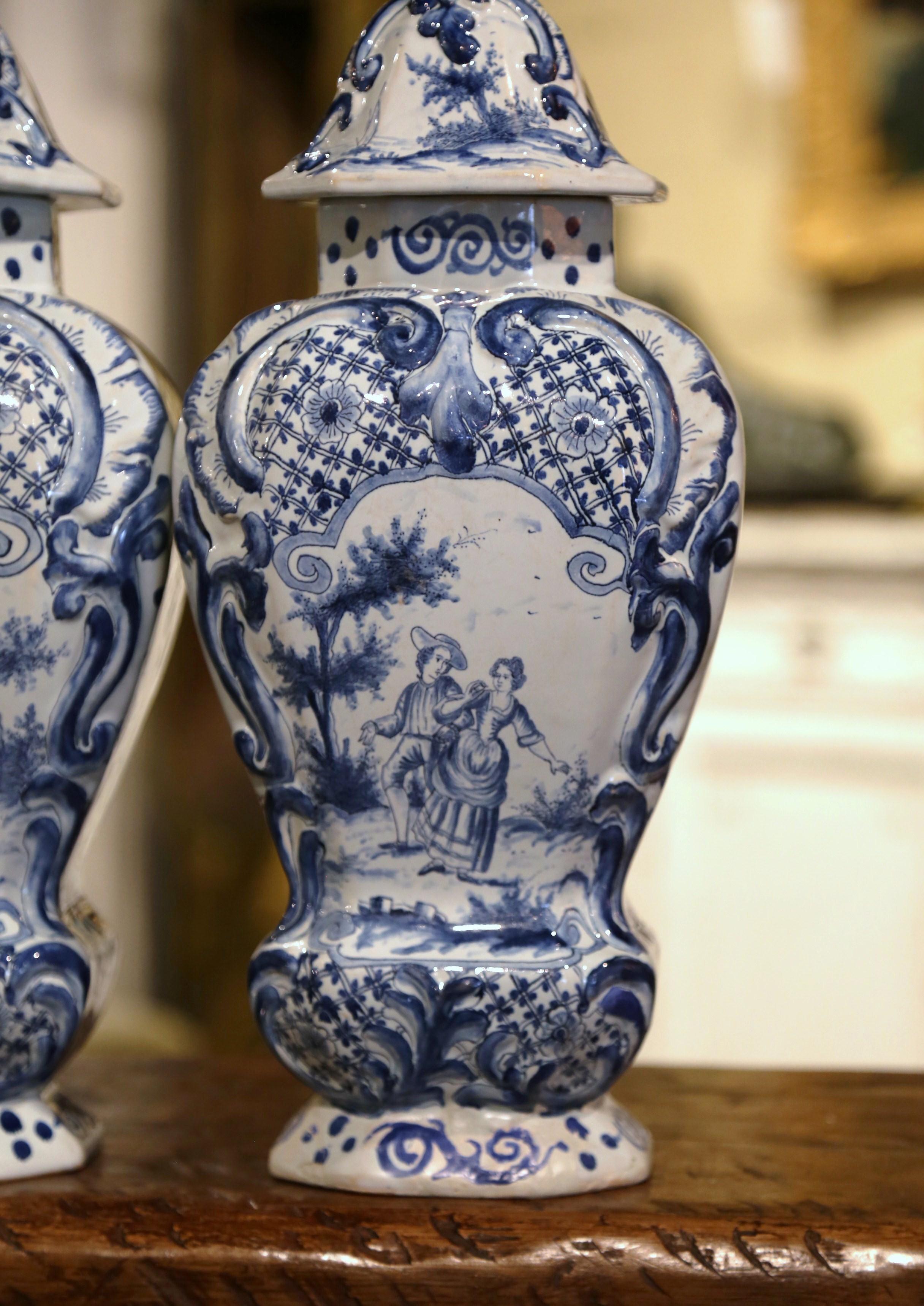 Céramique Paire de vases français du 19ème siècle en faïence de Delft bleue et blanche avec couvercles en forme de perroquet